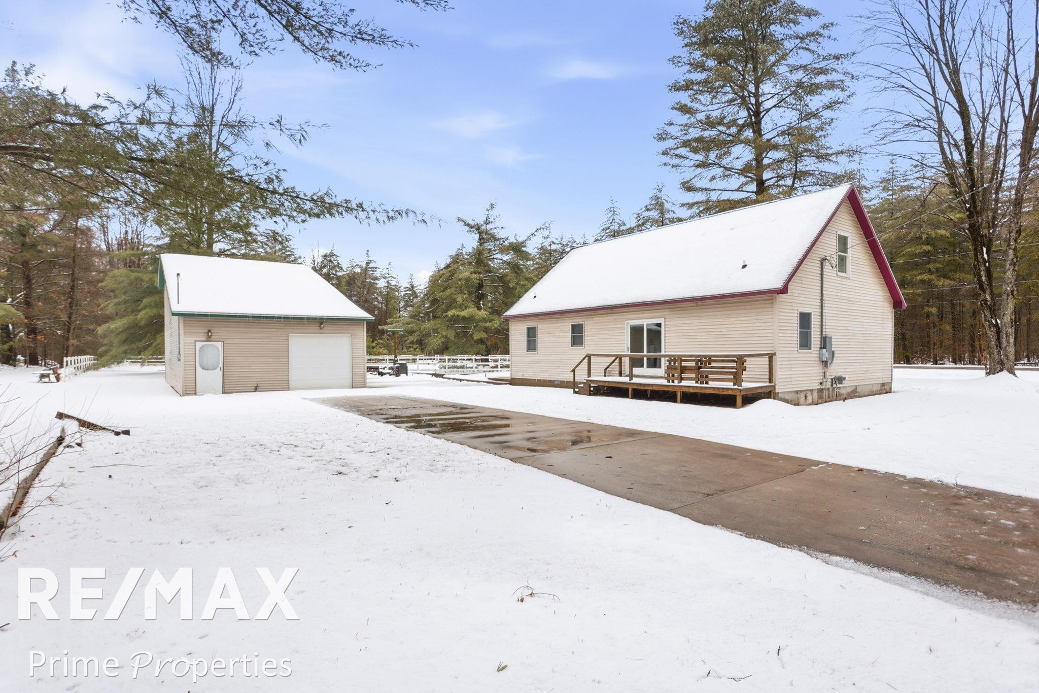 20 W River Drive, Gladwin, MI 48624 — front exterior