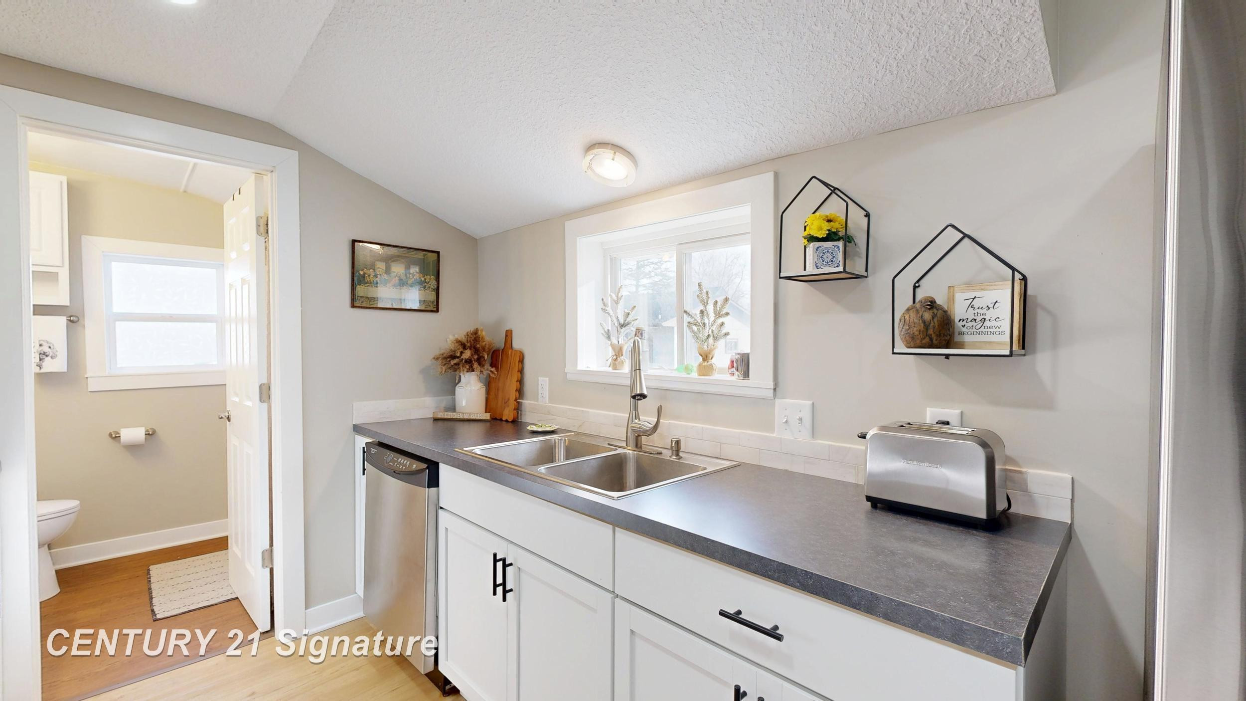 310 S Franklin St, Zilwaukee, MI 48604 — Photo 18