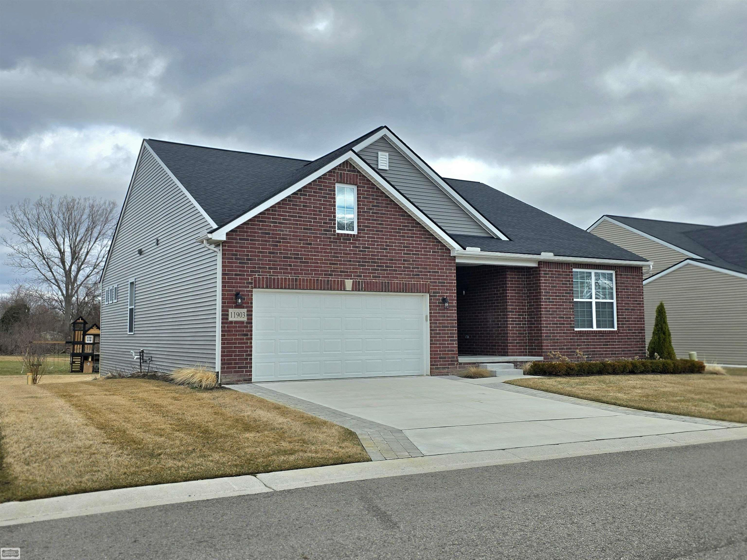 11903 Timber Court, MI 48065 — Photo 2