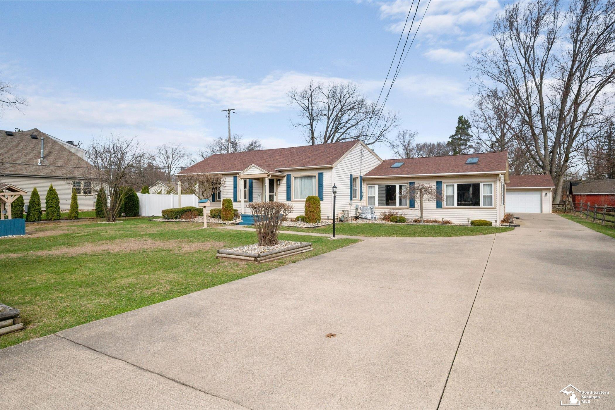 3960 W STERNS RD. Road, Lambertville, MI 48144 — front exterior