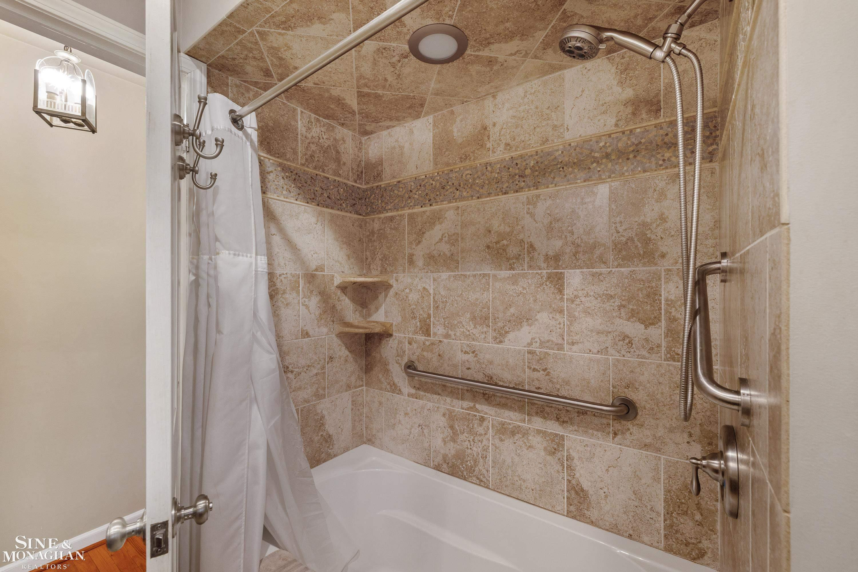 597 Hollywood Avenue, Grosse Pointe Woods, MI 48236 — Photo 24