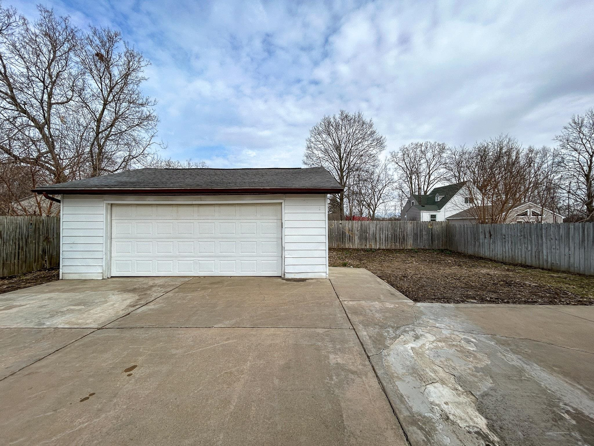2399 E Parkwood Avenue, Burton, MI 48529 — Photo 2
