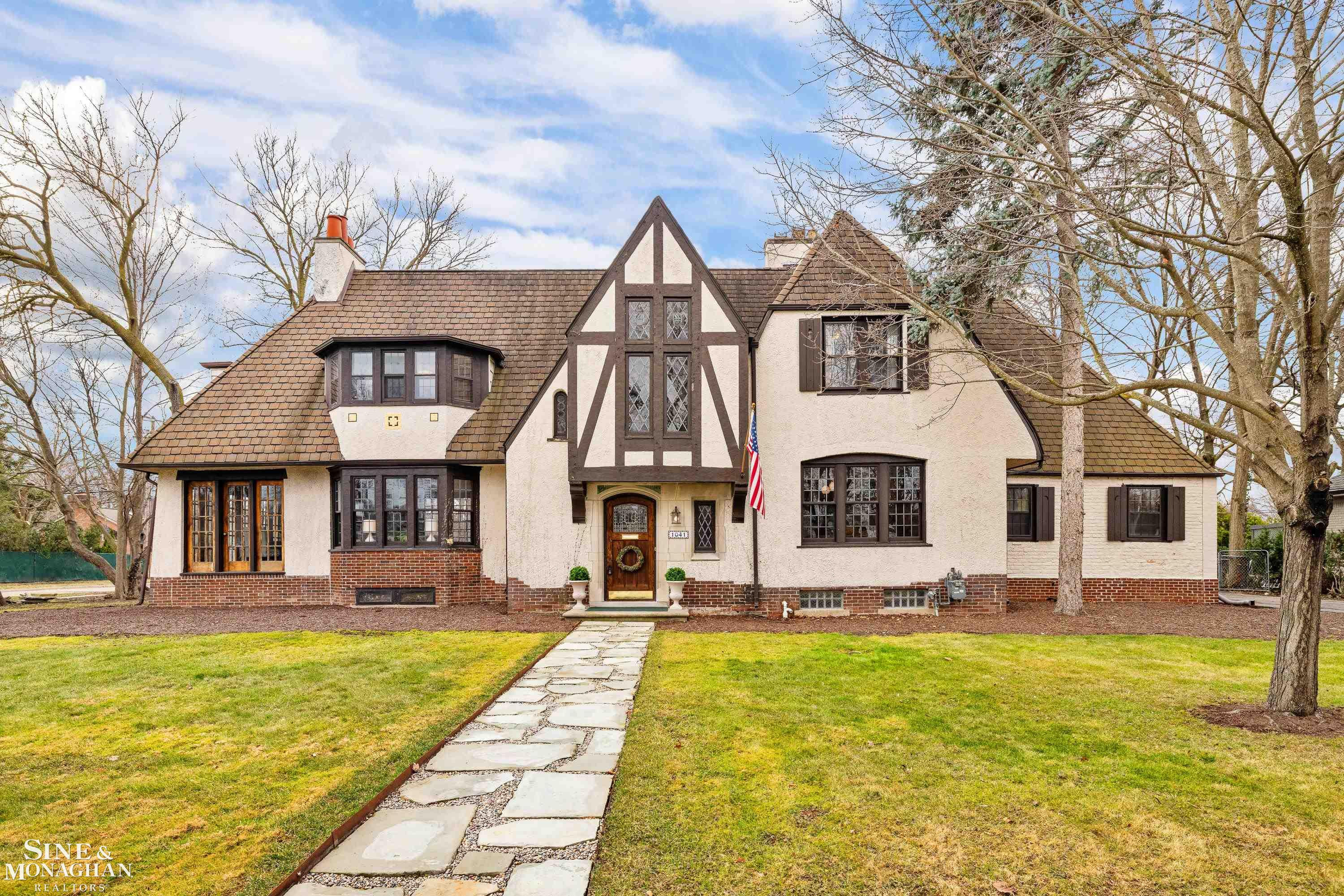 1041 Lochmoor Boulevard, Grosse Pointe Woods, MI 48236 — front exterior