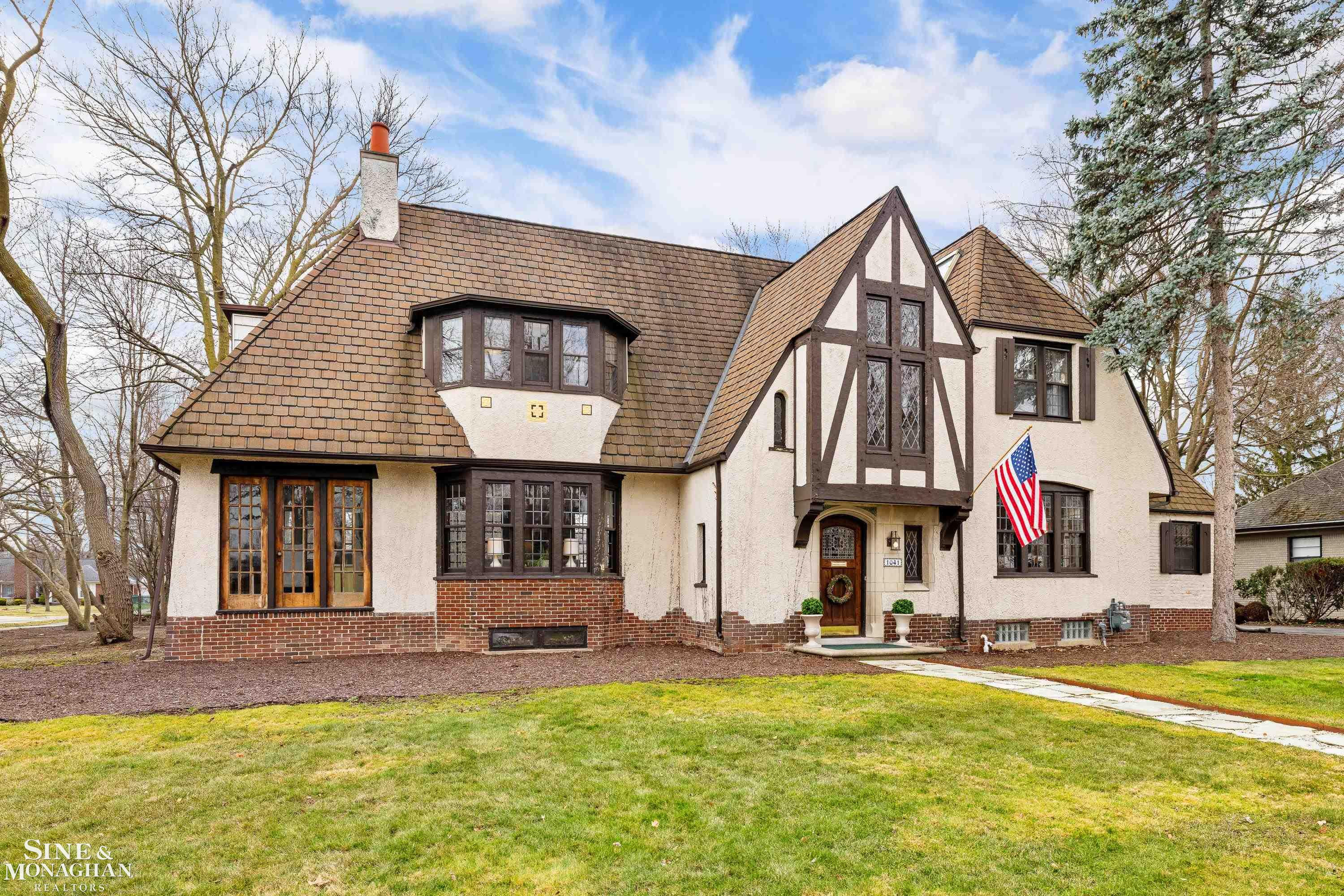 1041 Lochmoor Boulevard, Grosse Pointe Woods, MI 48236 — Photo 2