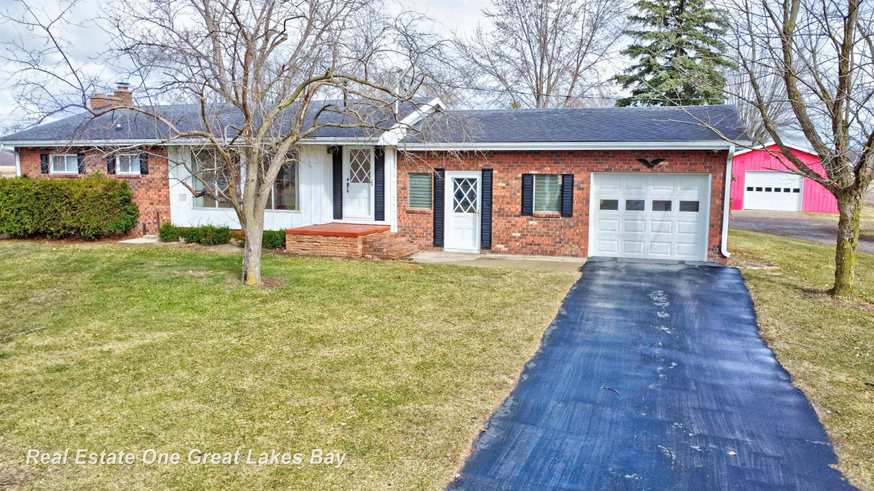 8730 Chesaning Road, Chesaning, MI 48616 — front exterior