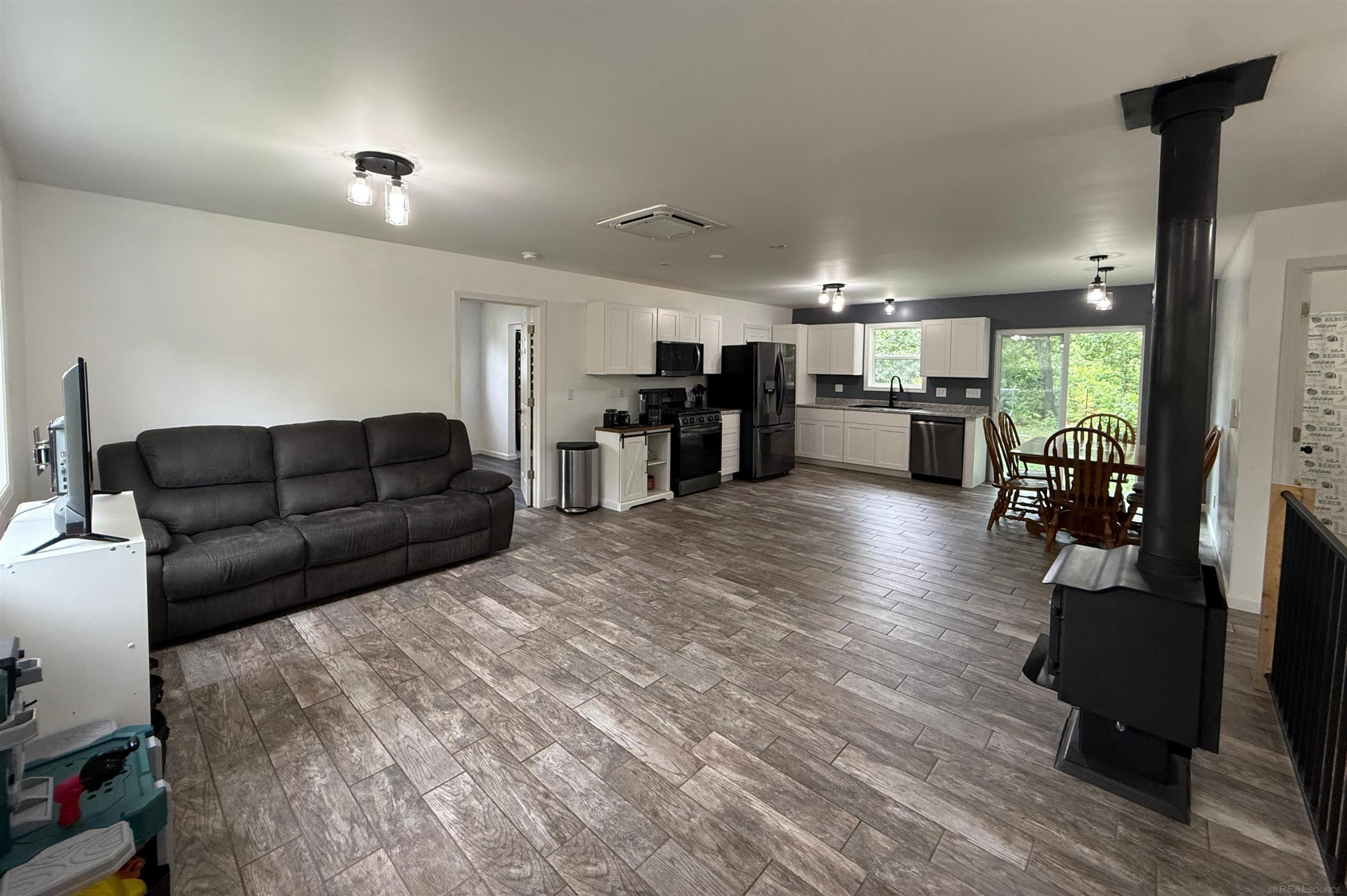 8659 Wood View Drive, MI 48632 — Photo 2