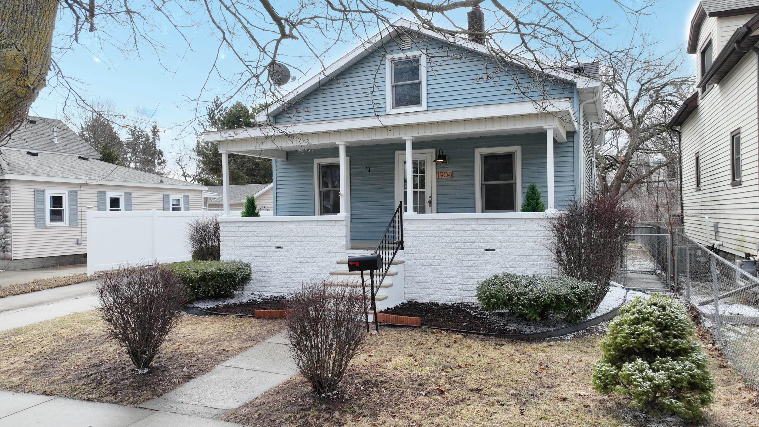 1908 PRAIRIE Street, Essexville, MI 48732 — Photo 2