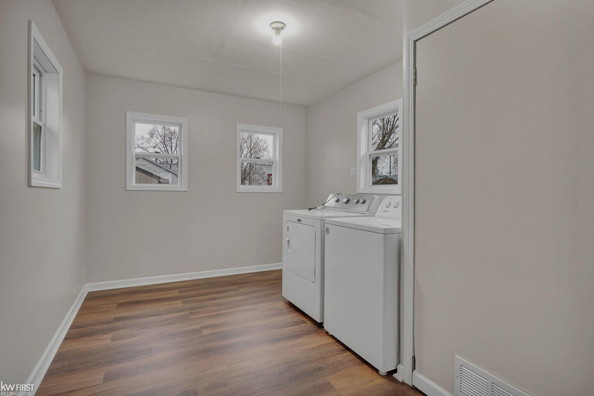 2068 E Boatfield Avenue, Burton, MI 48529 — Photo 9