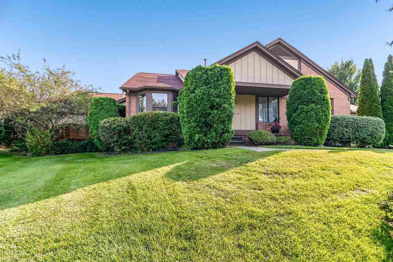 32 Meadow Wood Drive, Rochester Hills, MI 48307