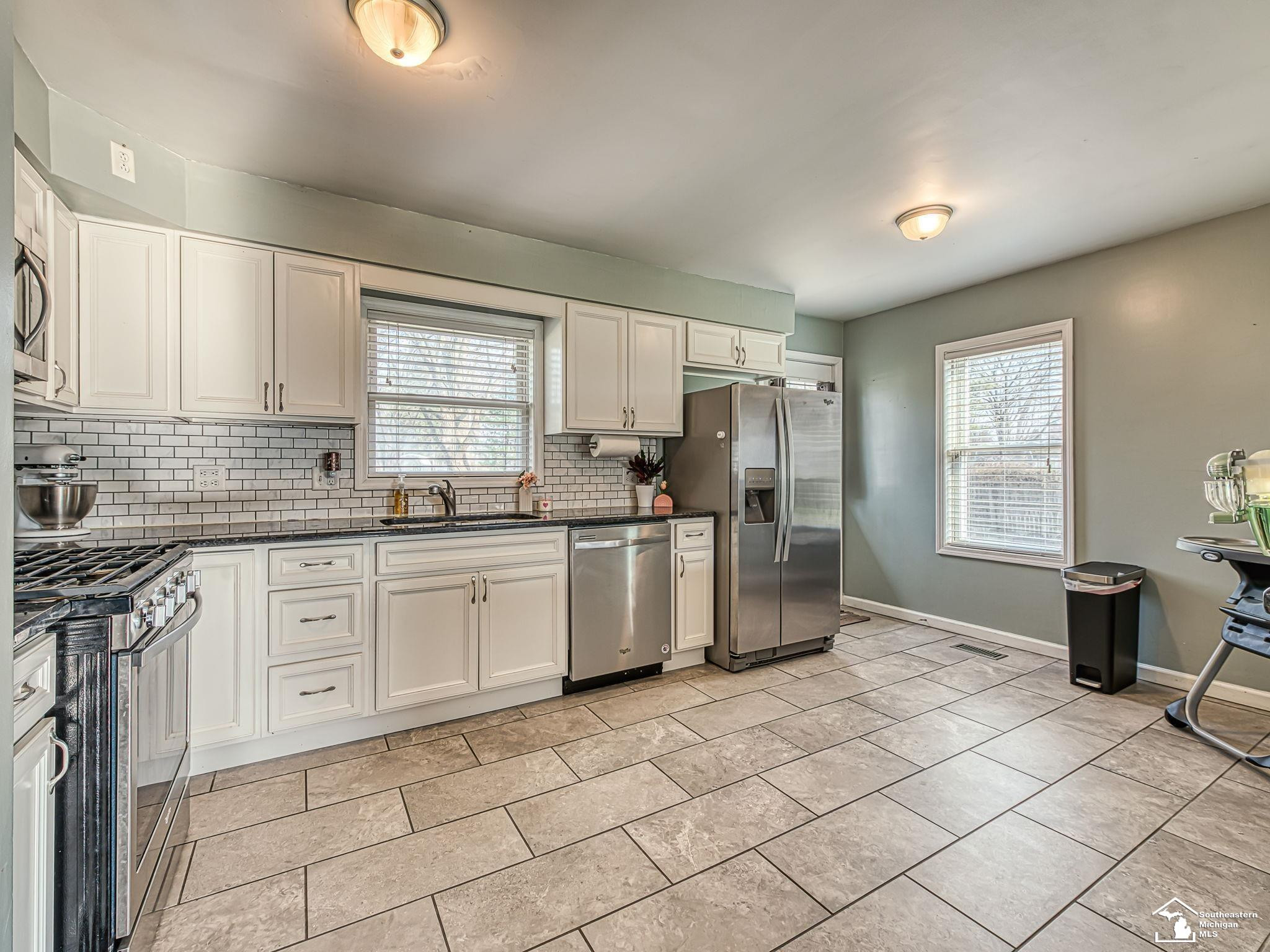 8872 Woodside Drive, Temperance, MI 48182 — Photo 6
