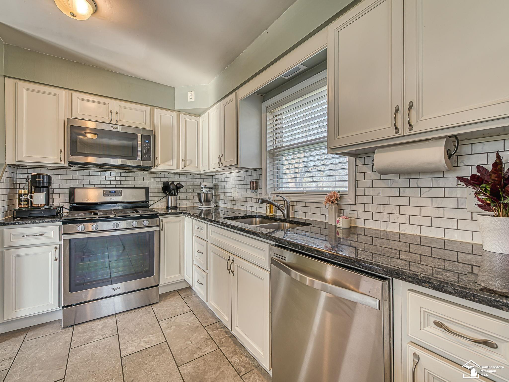 8872 Woodside Drive, Temperance, MI 48182 — Photo 8