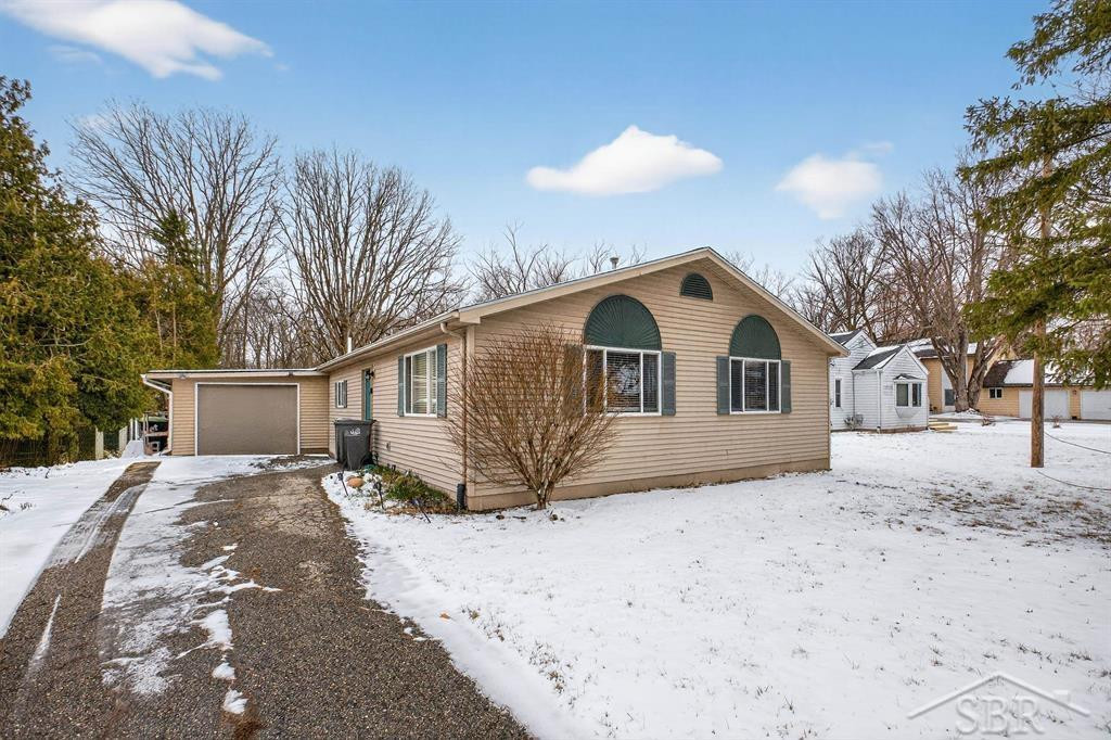5801 Sturgeon Avenue, Midland, MI 48640 — front exterior