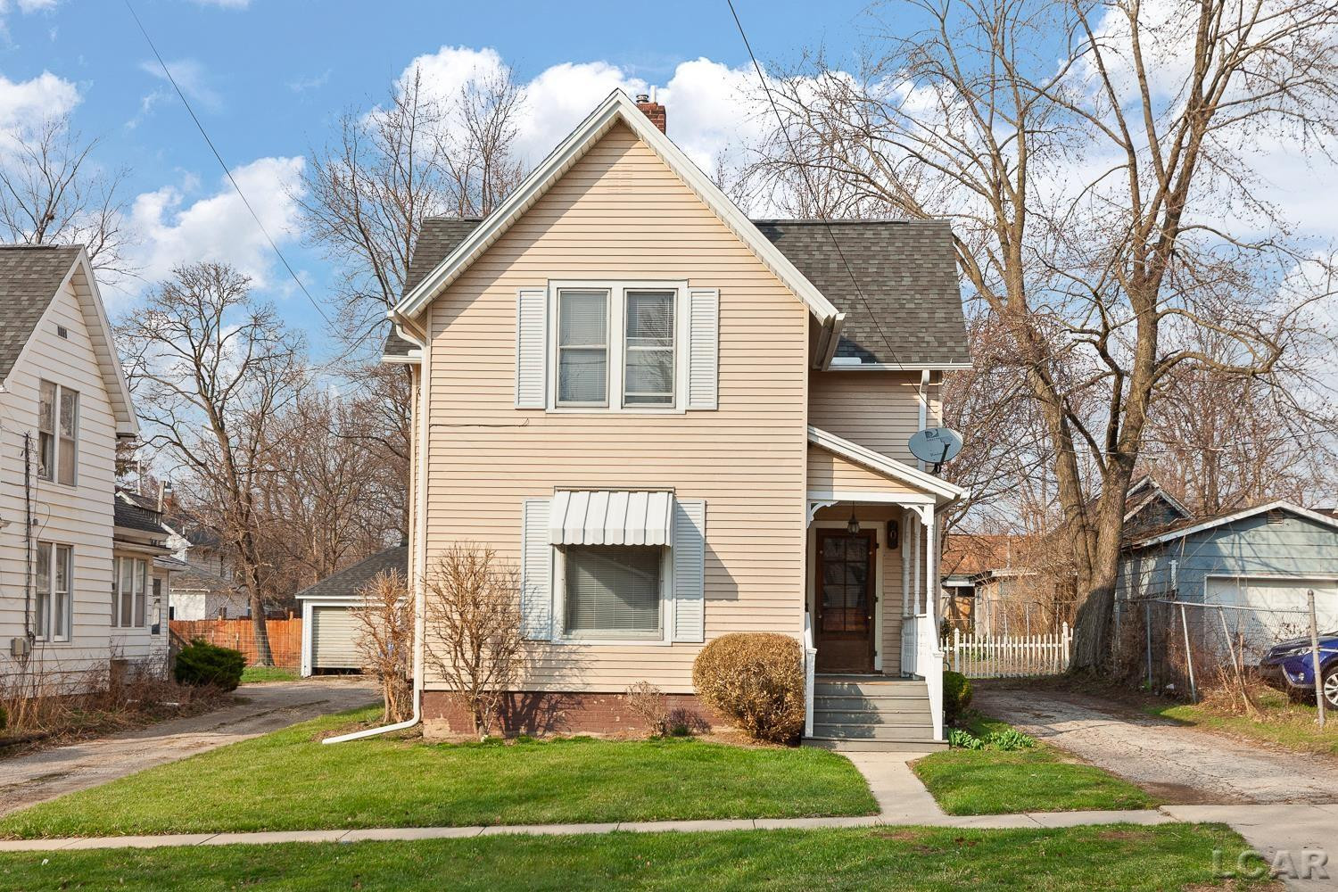 907 E Hunt Street, Adrian, MI 49221 — front exterior