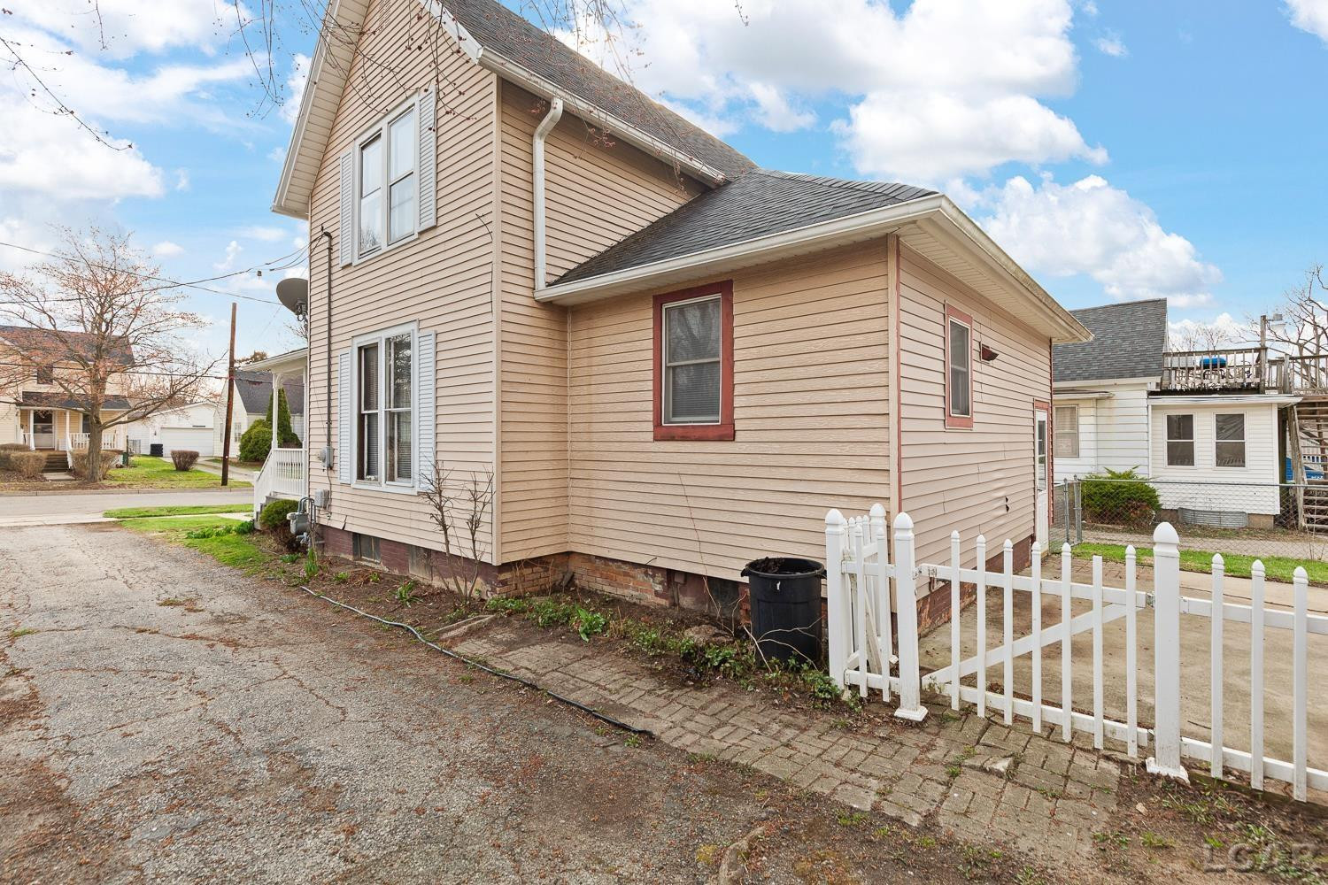 907 E Hunt Street, Adrian, MI 49221 — Photo 6