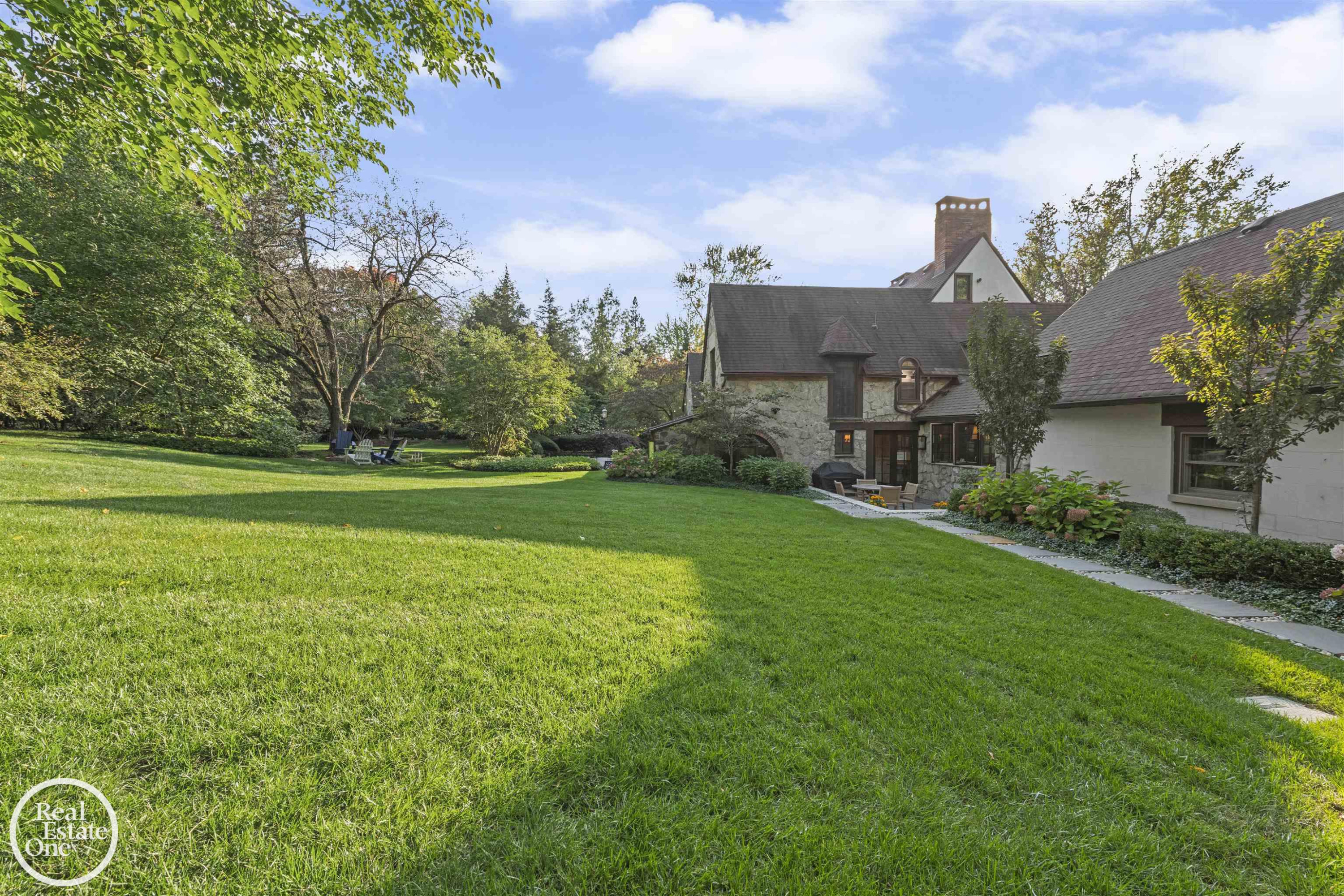 242 Lewiston Road, Grosse Pointe Farms, MI 48236 — Photo 11