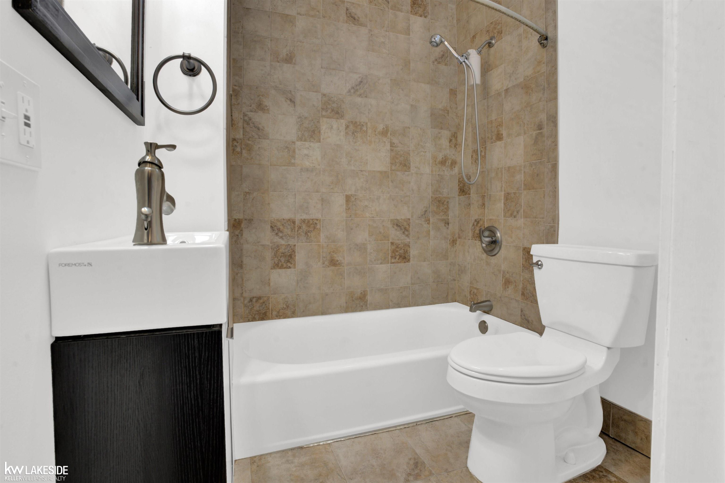 3207 Caroline Street, Auburn Hills, MI 48326 — Photo 16