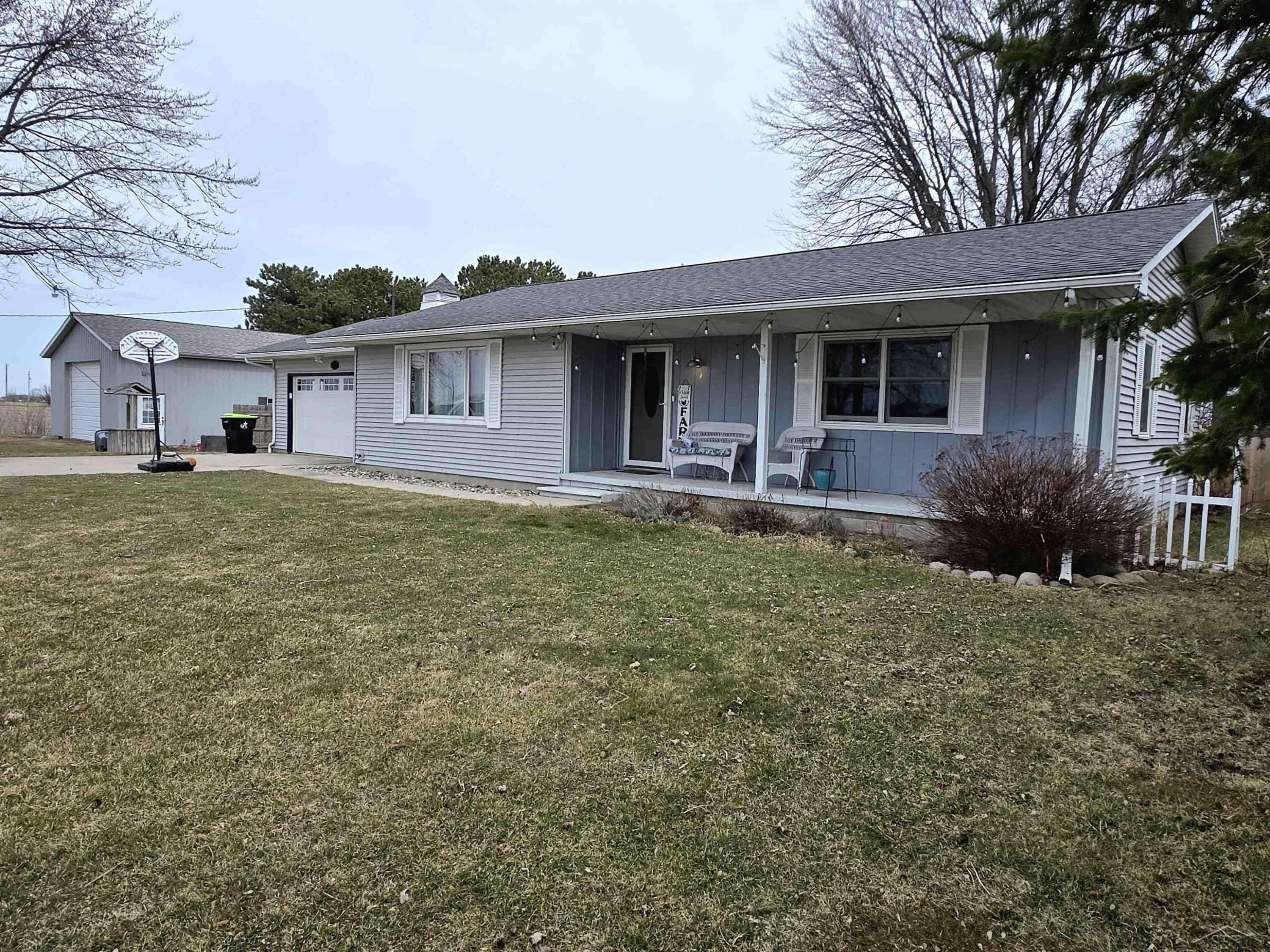 2055 S Farley Road, Bay City, MI — front exterior