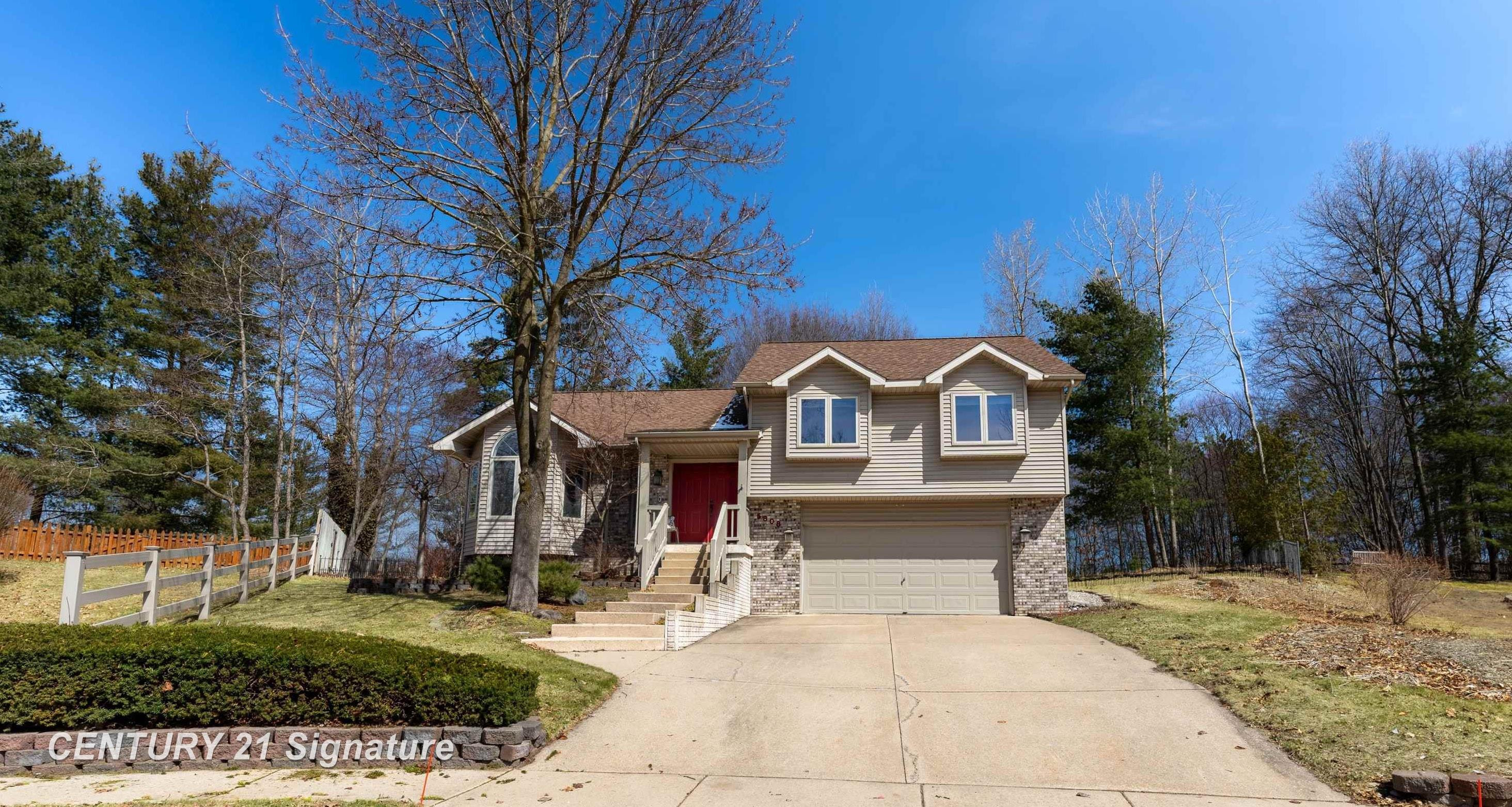 5808 Lantern Lane, Midland, MI 48642 — front exterior