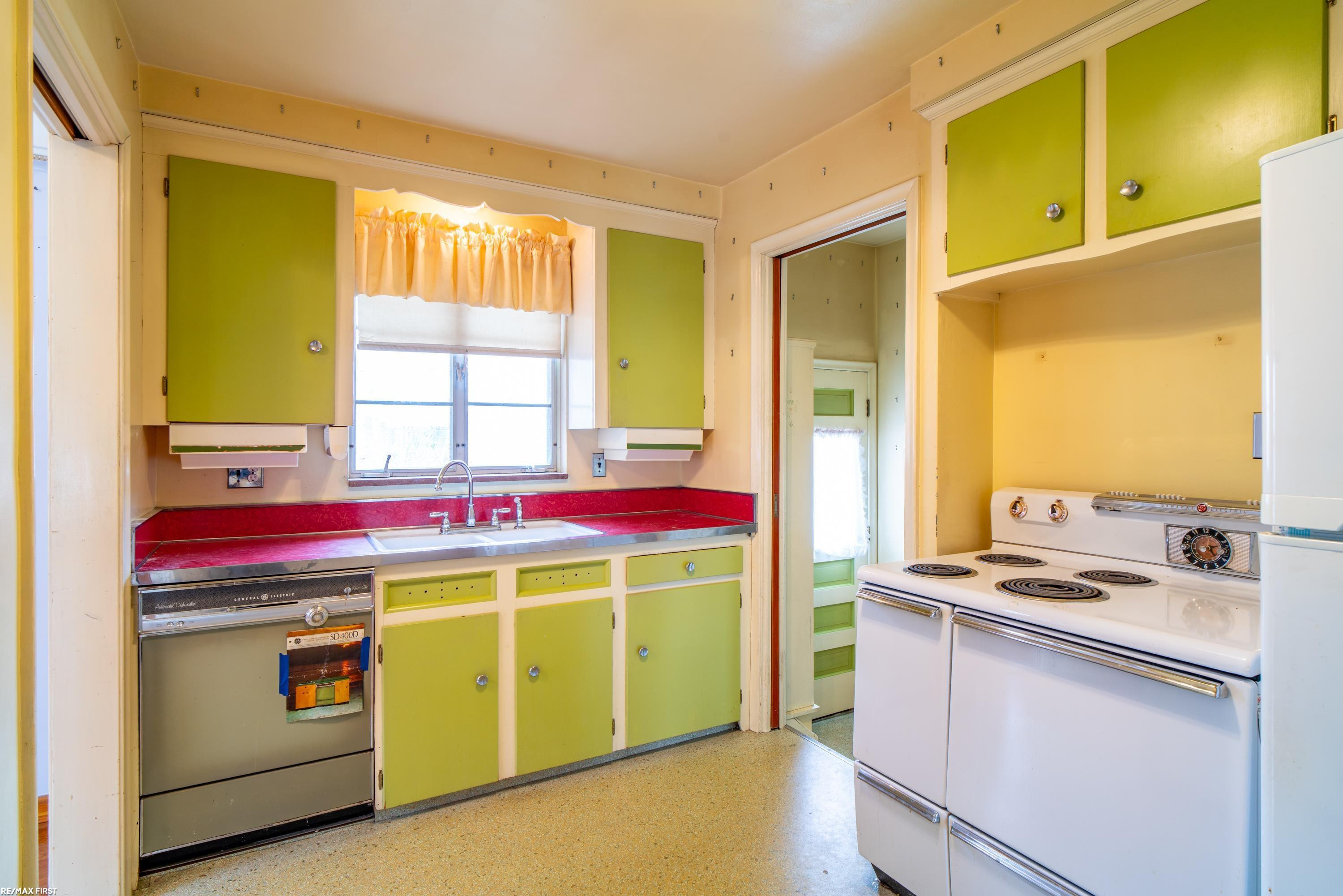 20219 Chalon Street, Saint Clair Shores, MI 48080 — Photo 17