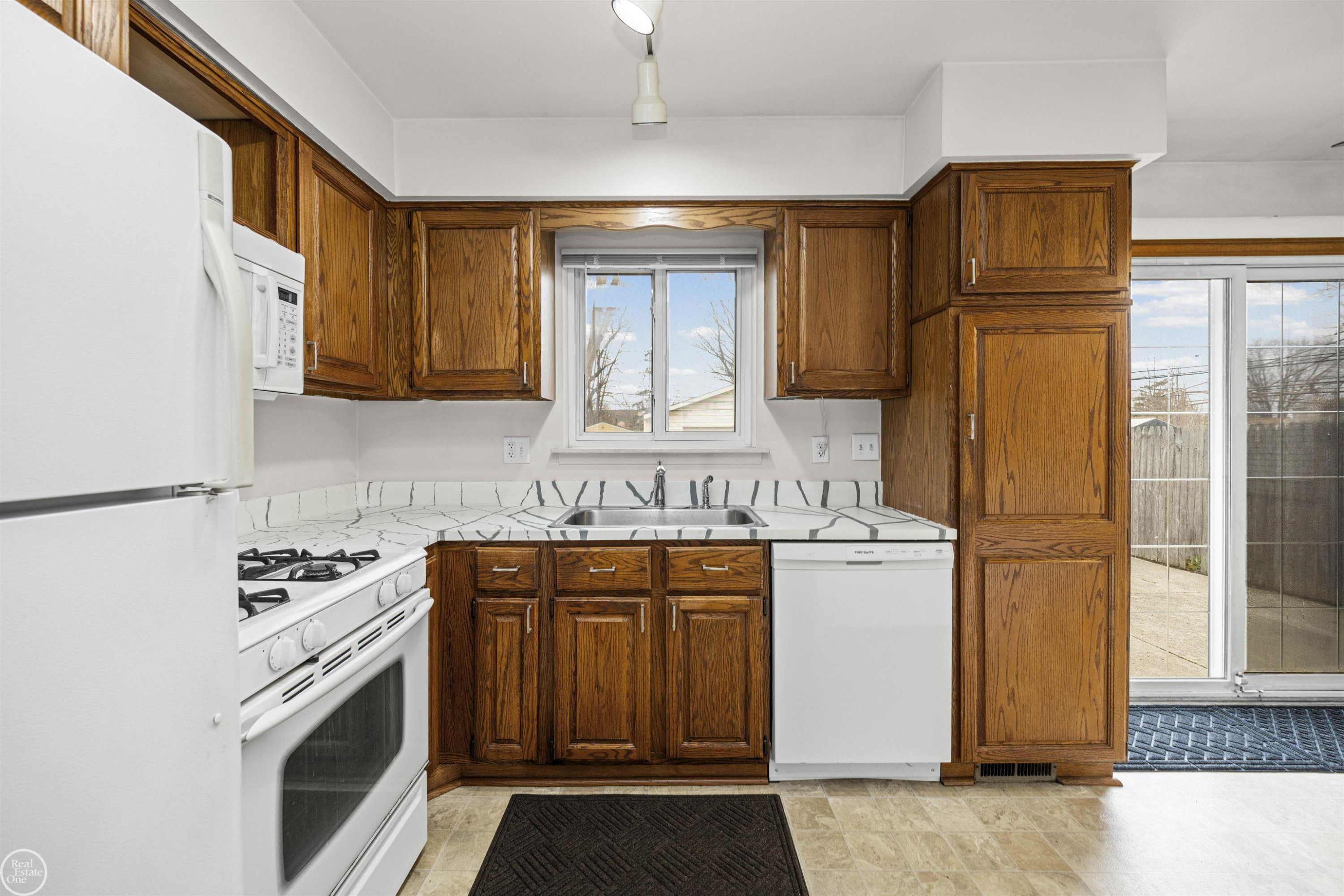24320 Trombley Street, Clinton Twp, MI 48035 — Photo 11