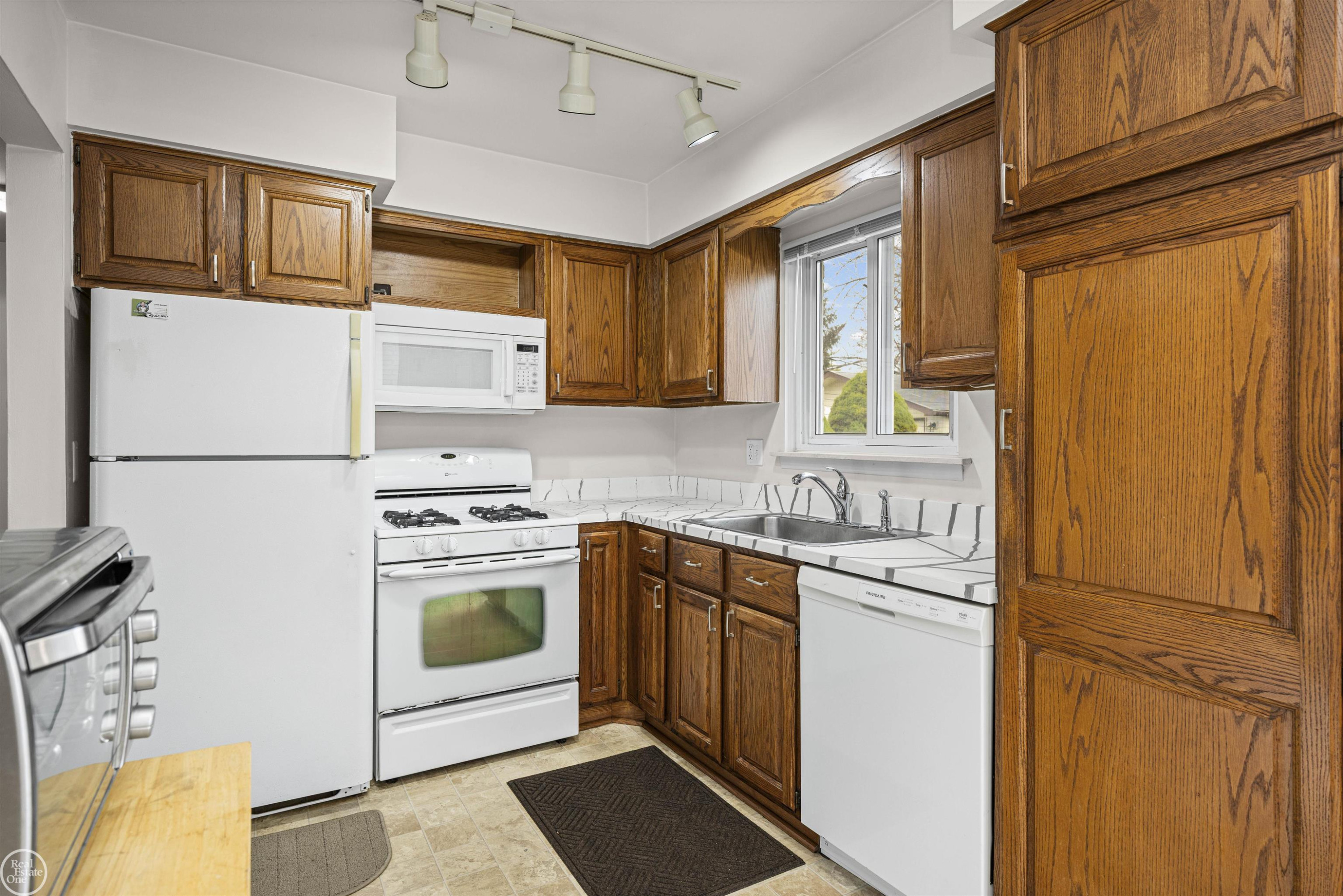 24320 Trombley Street, Clinton Twp, MI 48035 — Photo 12