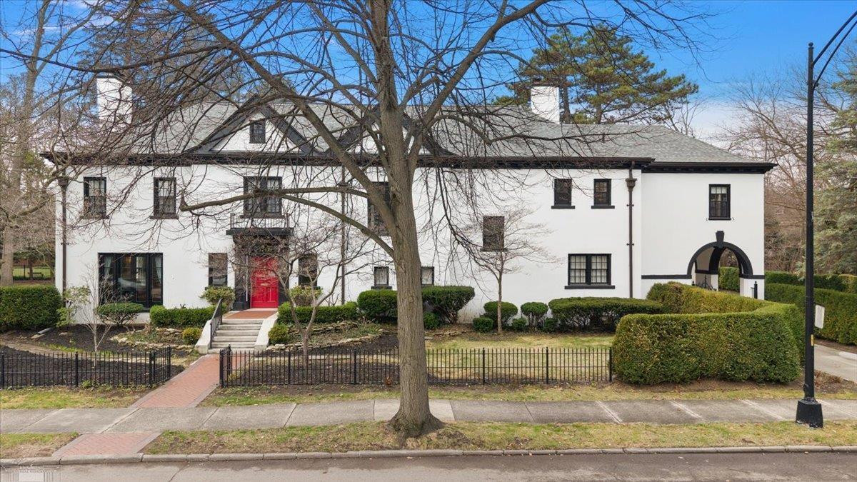 35 McKinley Place, Grosse Pointe Farms, MI 48236 — Photo 2