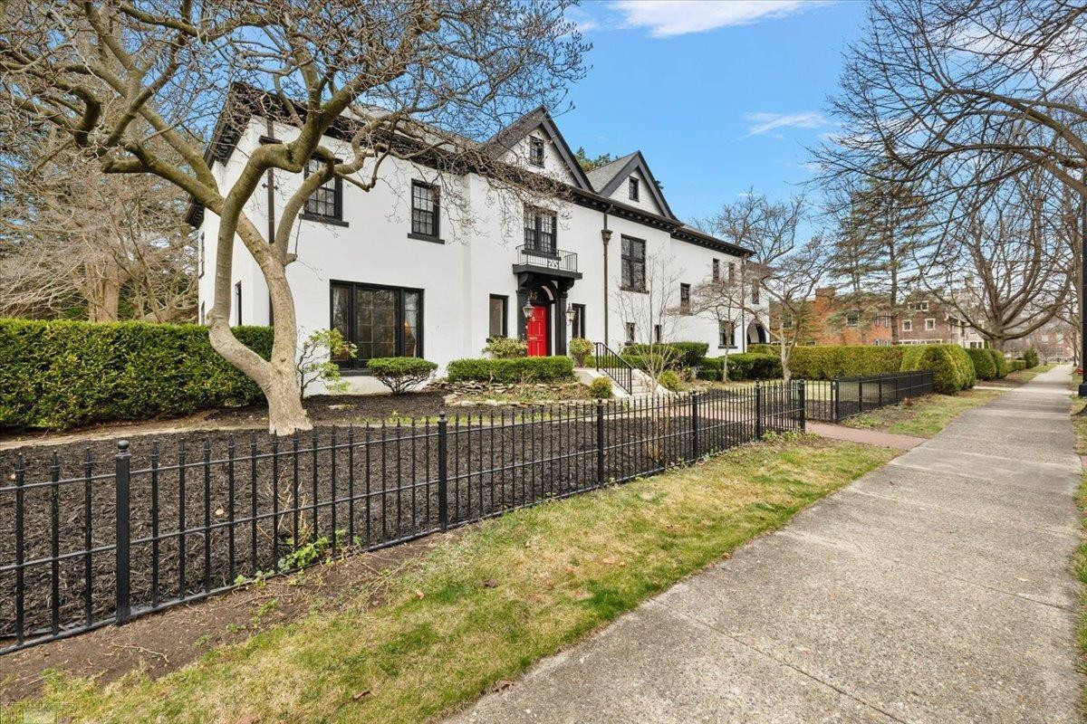 35 McKinley Place, Grosse Pointe Farms, MI 48236 — Photo 6