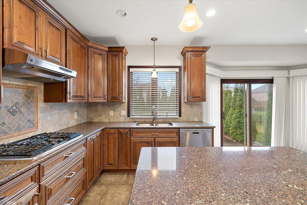 49312 Walnut Creek Drive, MI 48044 — Photo 15