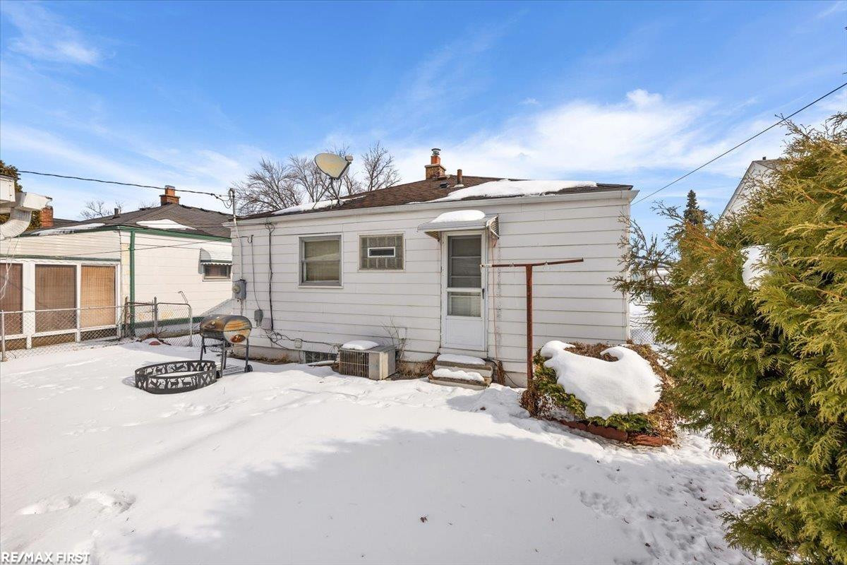 24821 Lambrecht Avenue, Eastpointe, MI 48021 — Photo 8