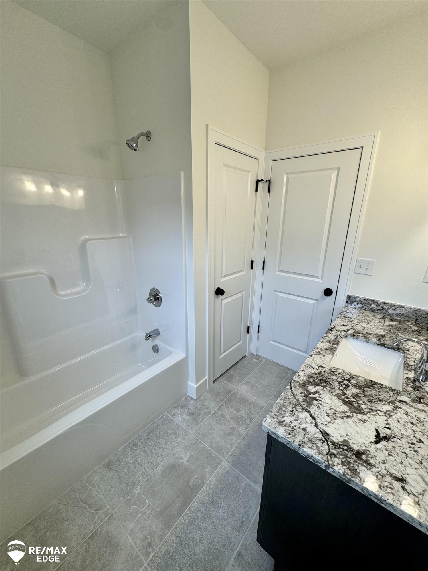 8347 Peninsula Circle, Grand Blanc, MI 48439 — Photo 9