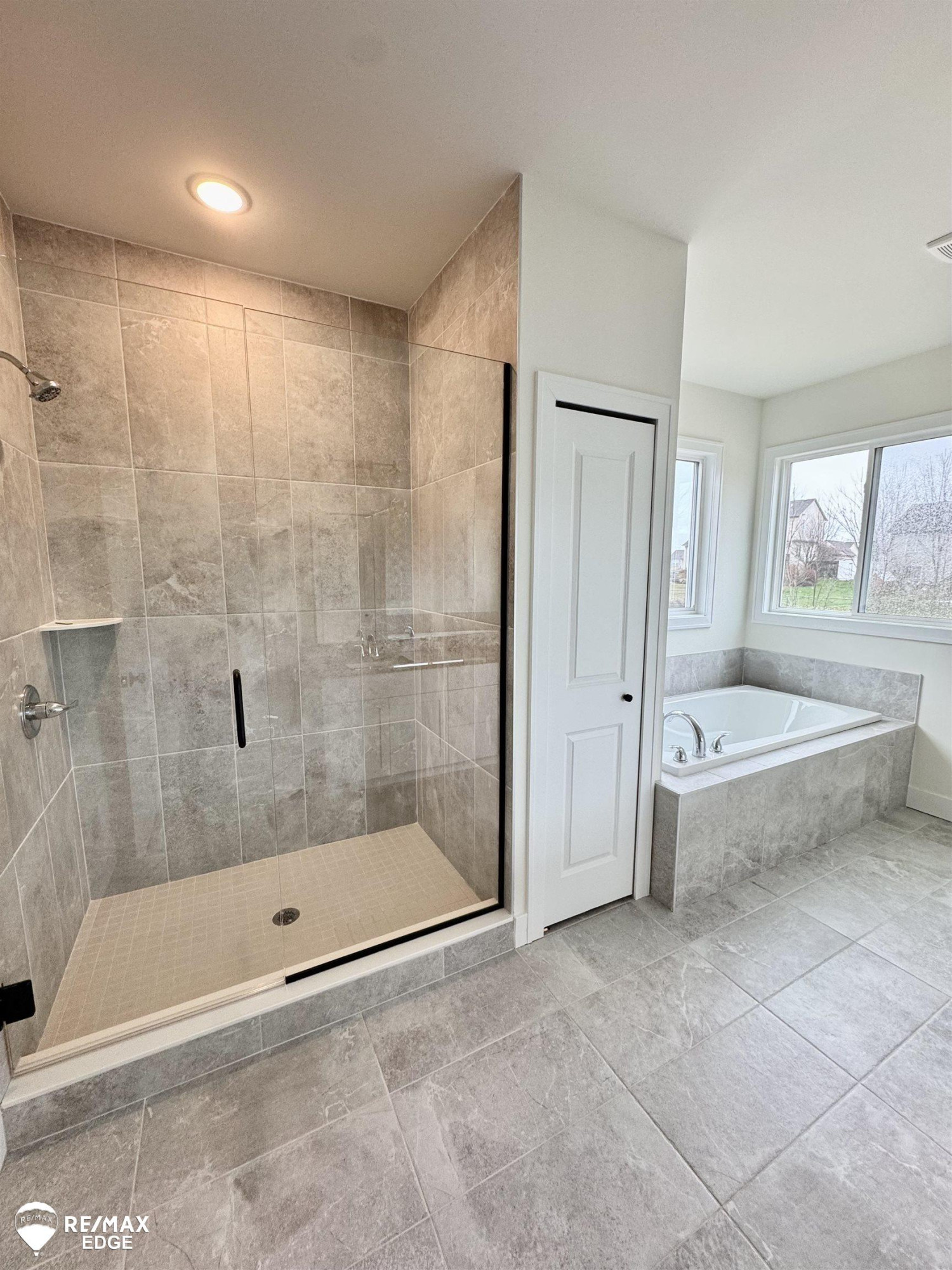 8347 Peninsula Circle, Grand Blanc, MI 48439 — Photo 11