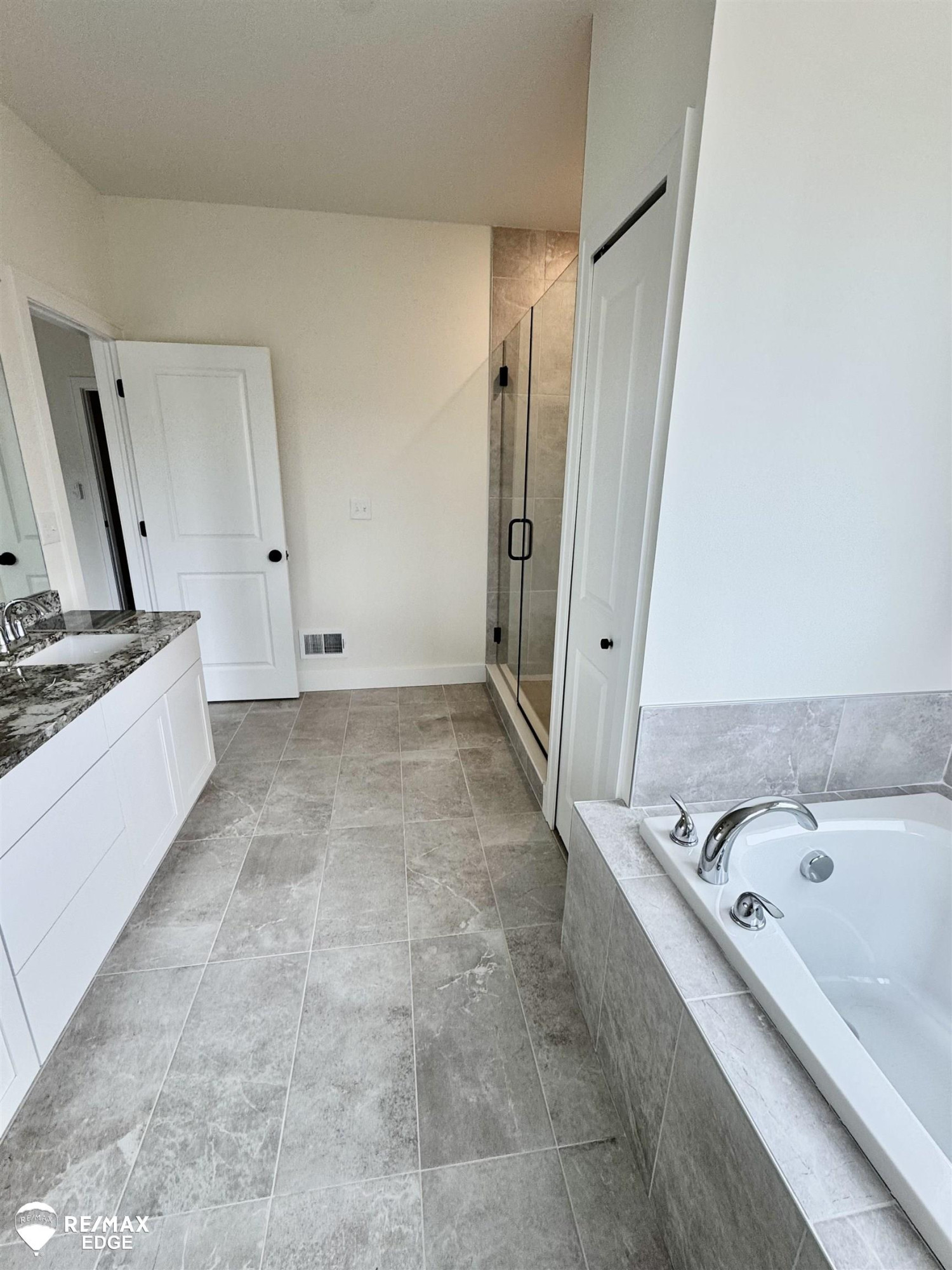 8347 Peninsula Circle, Grand Blanc, MI 48439 — Photo 14