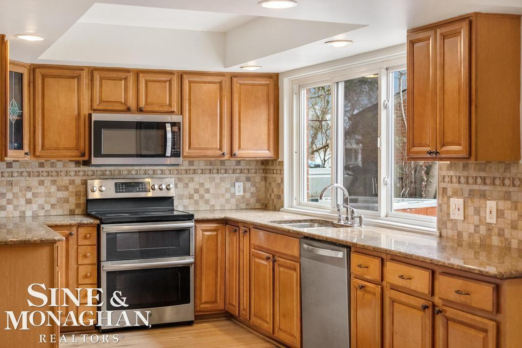 715 Pear Tree Lane, Grosse Pointe Woods, MI 48236 — Photo 11