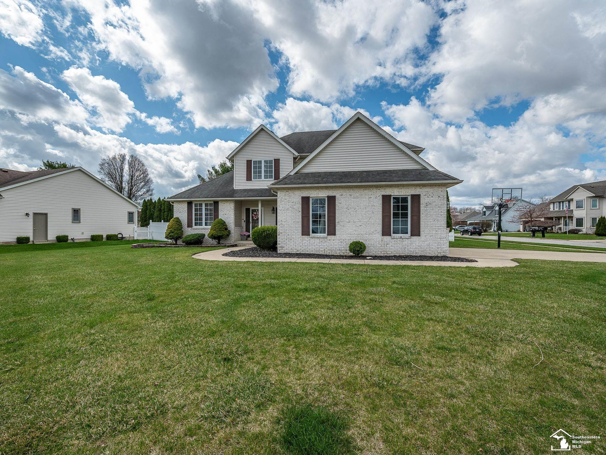2906 W Country Lane, Monroe, MI 48162 — front exterior