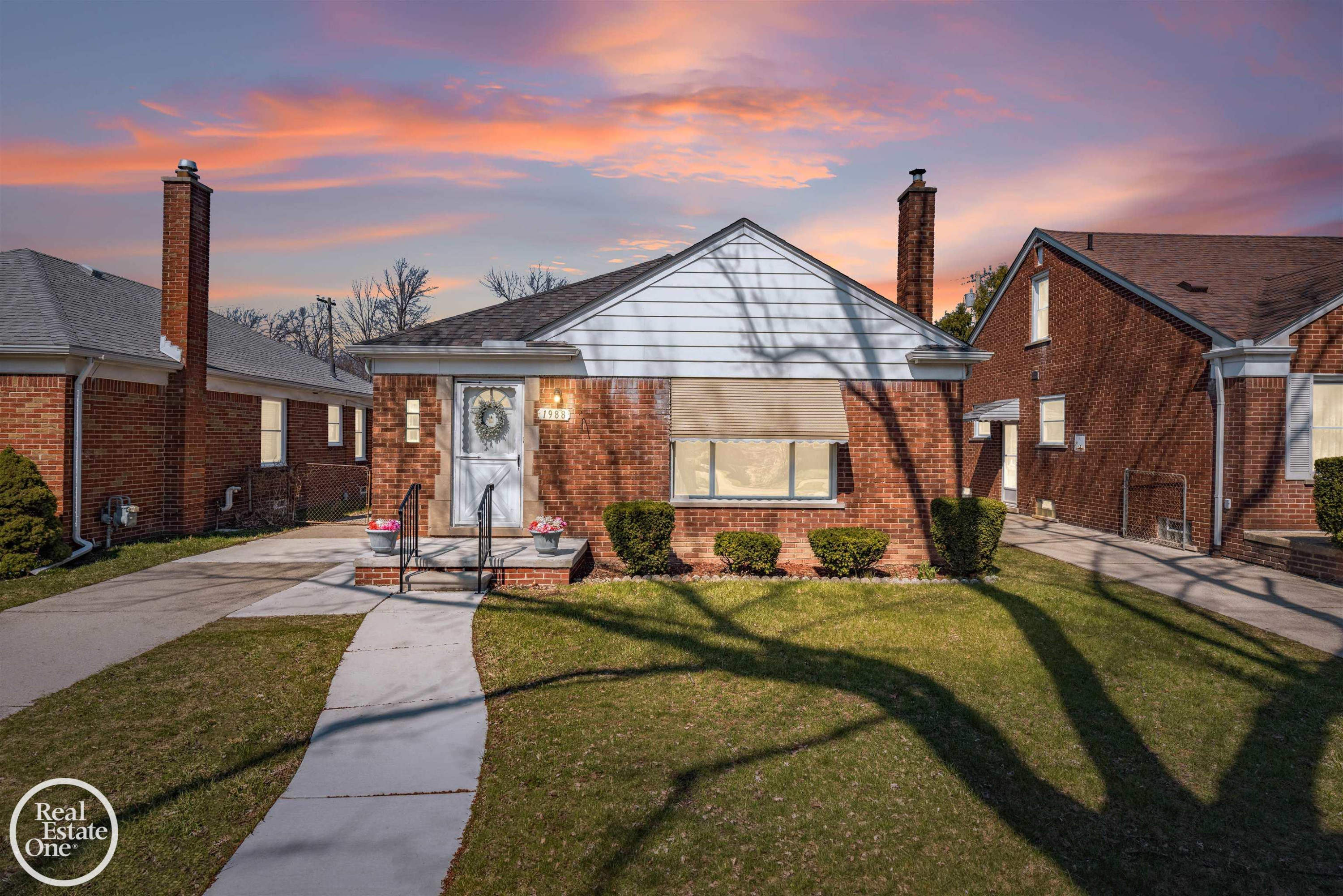 1988 Hollywood Avenue, Grosse Pointe Woods, MI 48236 — front exterior