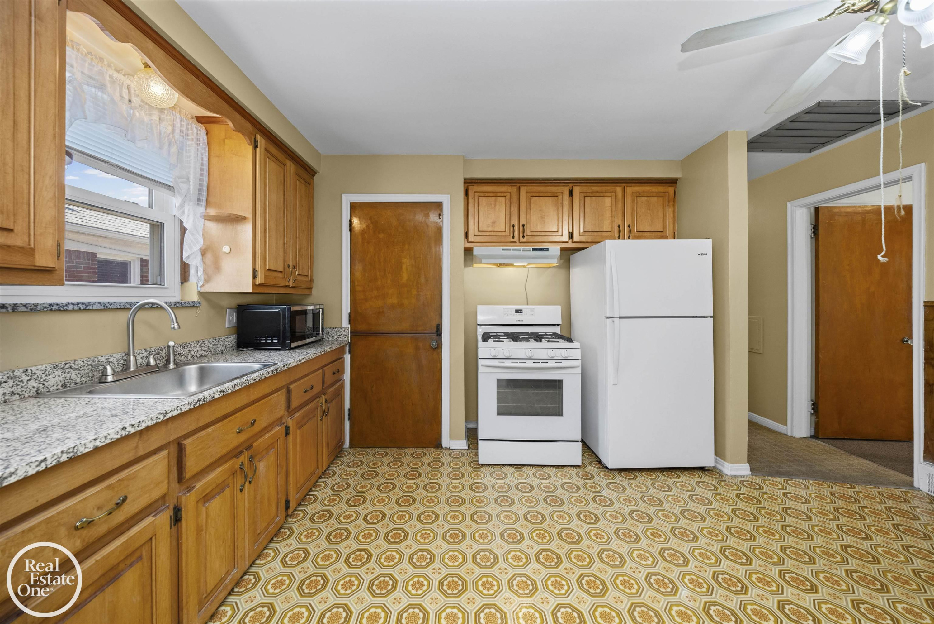 1988 Hollywood Avenue, Grosse Pointe Woods, MI 48236 — Photo 11