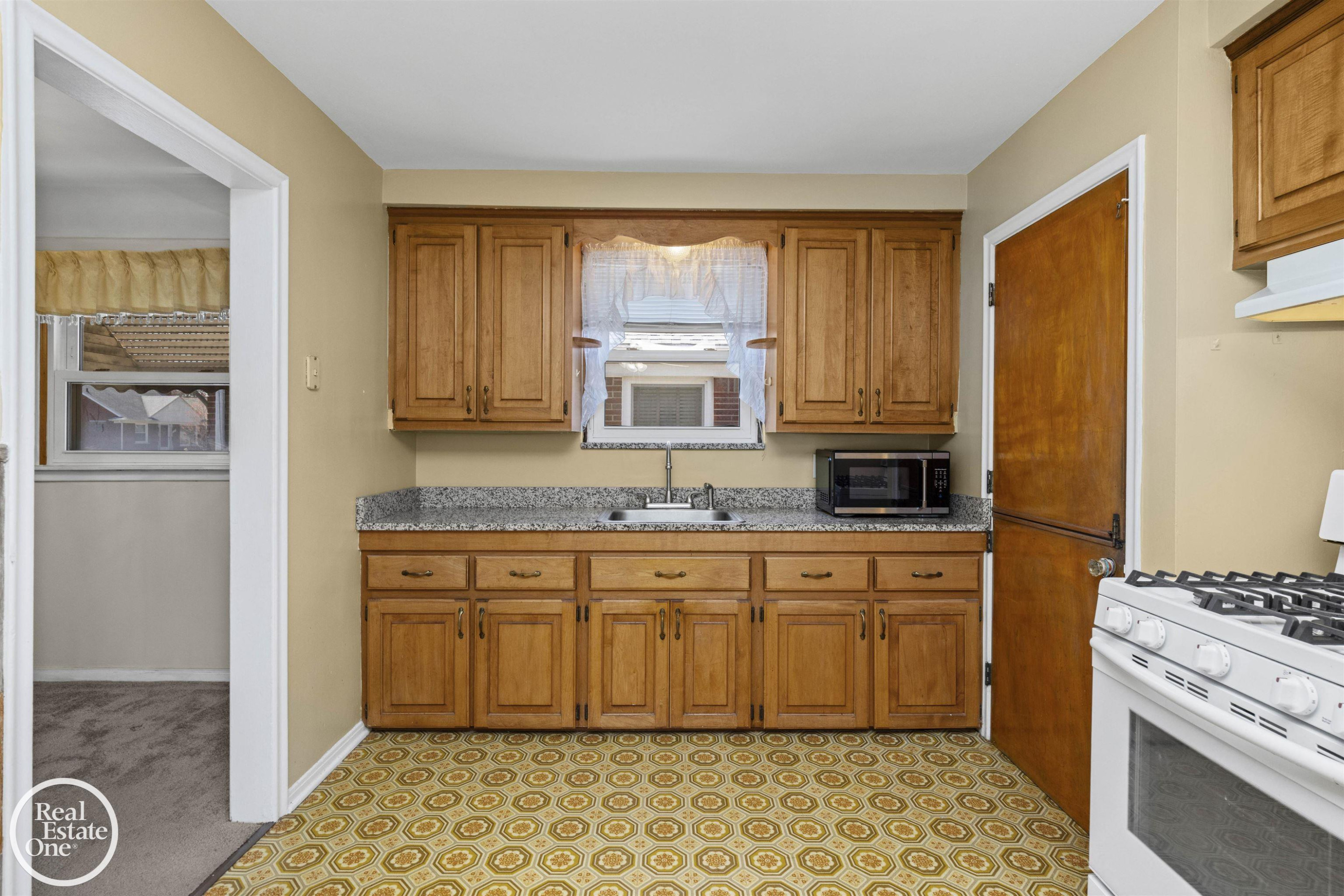 1988 Hollywood Avenue, Grosse Pointe Woods, MI 48236 — Photo 12