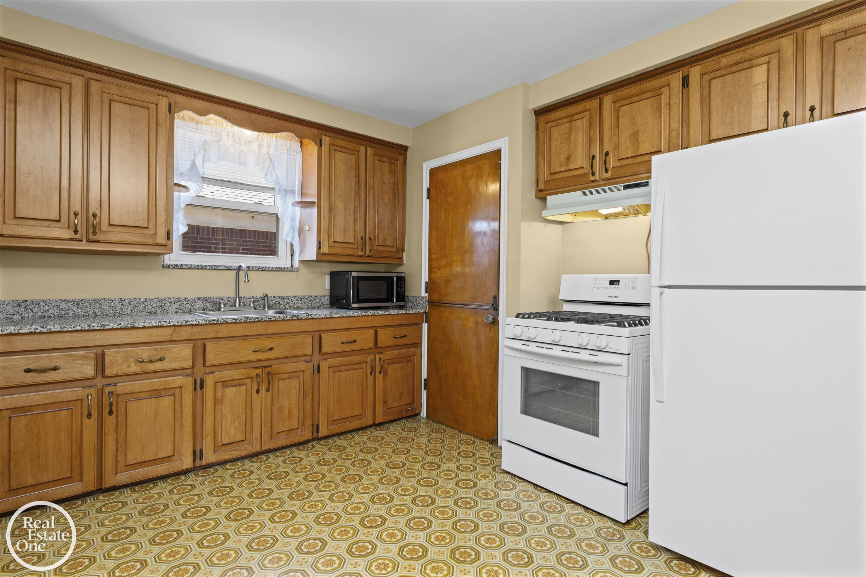 1988 Hollywood Avenue, Grosse Pointe Woods, MI 48236 — Photo 15