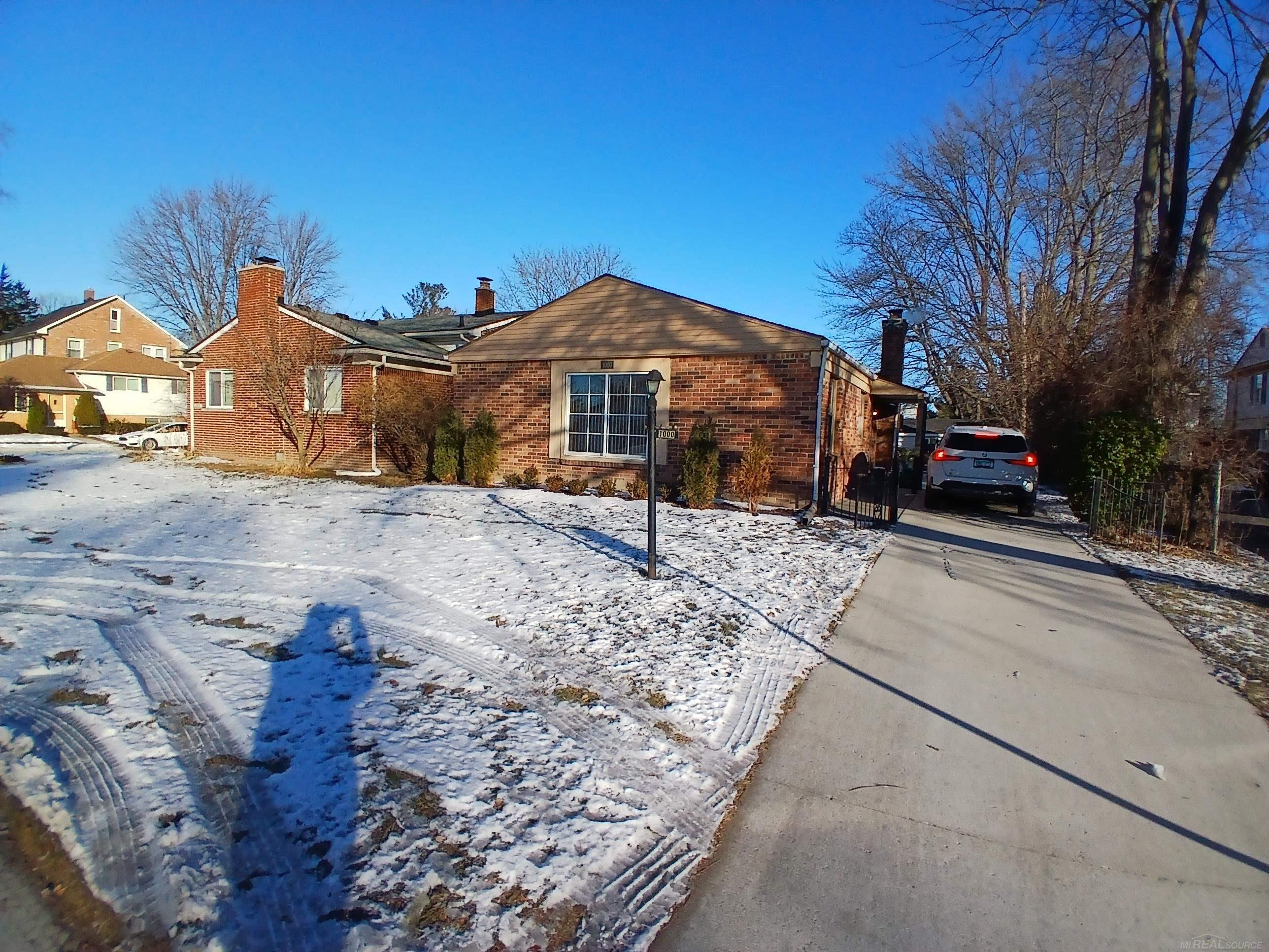 1000 Vernier Road, Grosse Pointe Woods, MI 48236 — front exterior