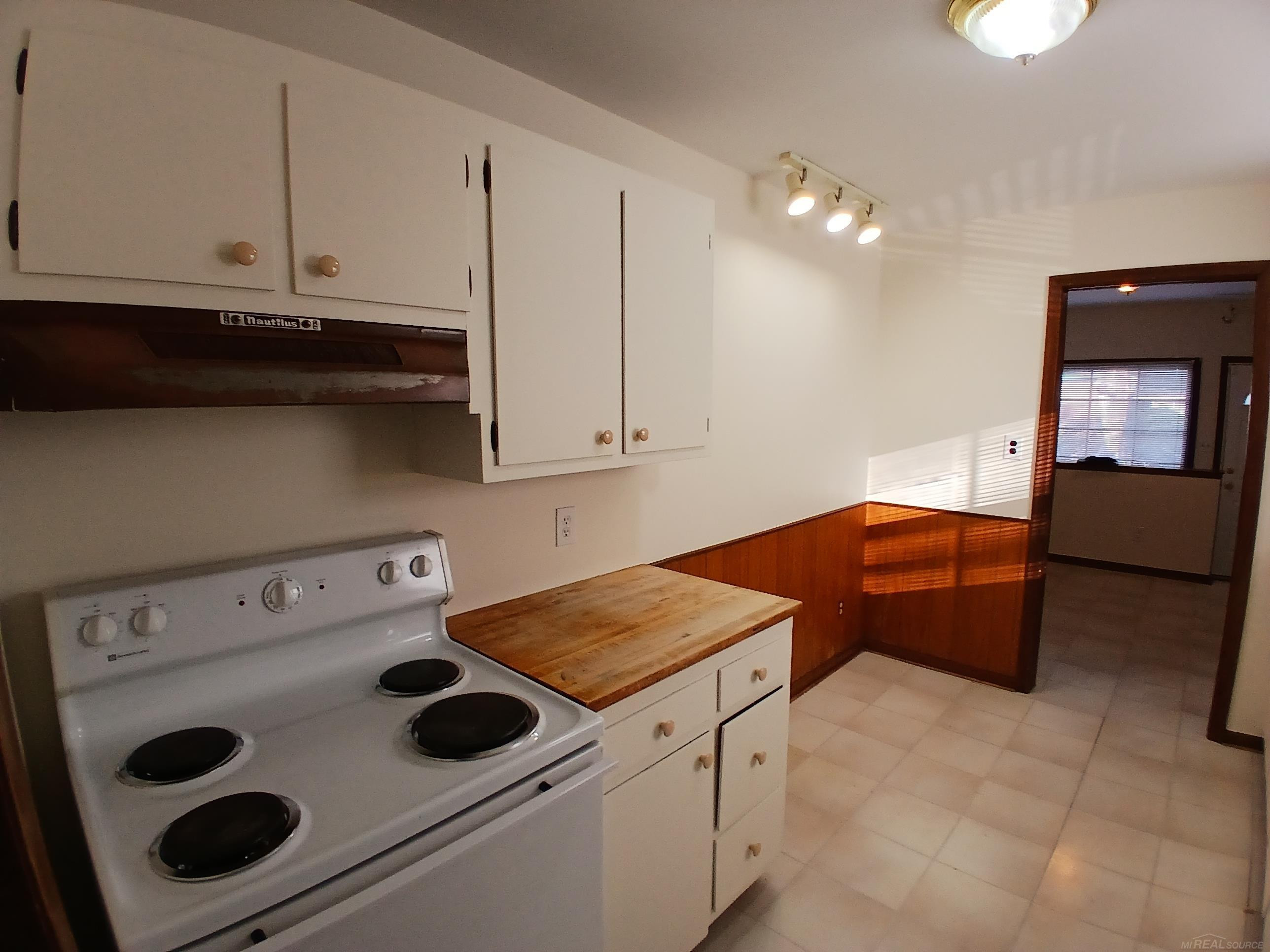 1000 Vernier Road, Grosse Pointe Woods, MI 48236 — Photo 10