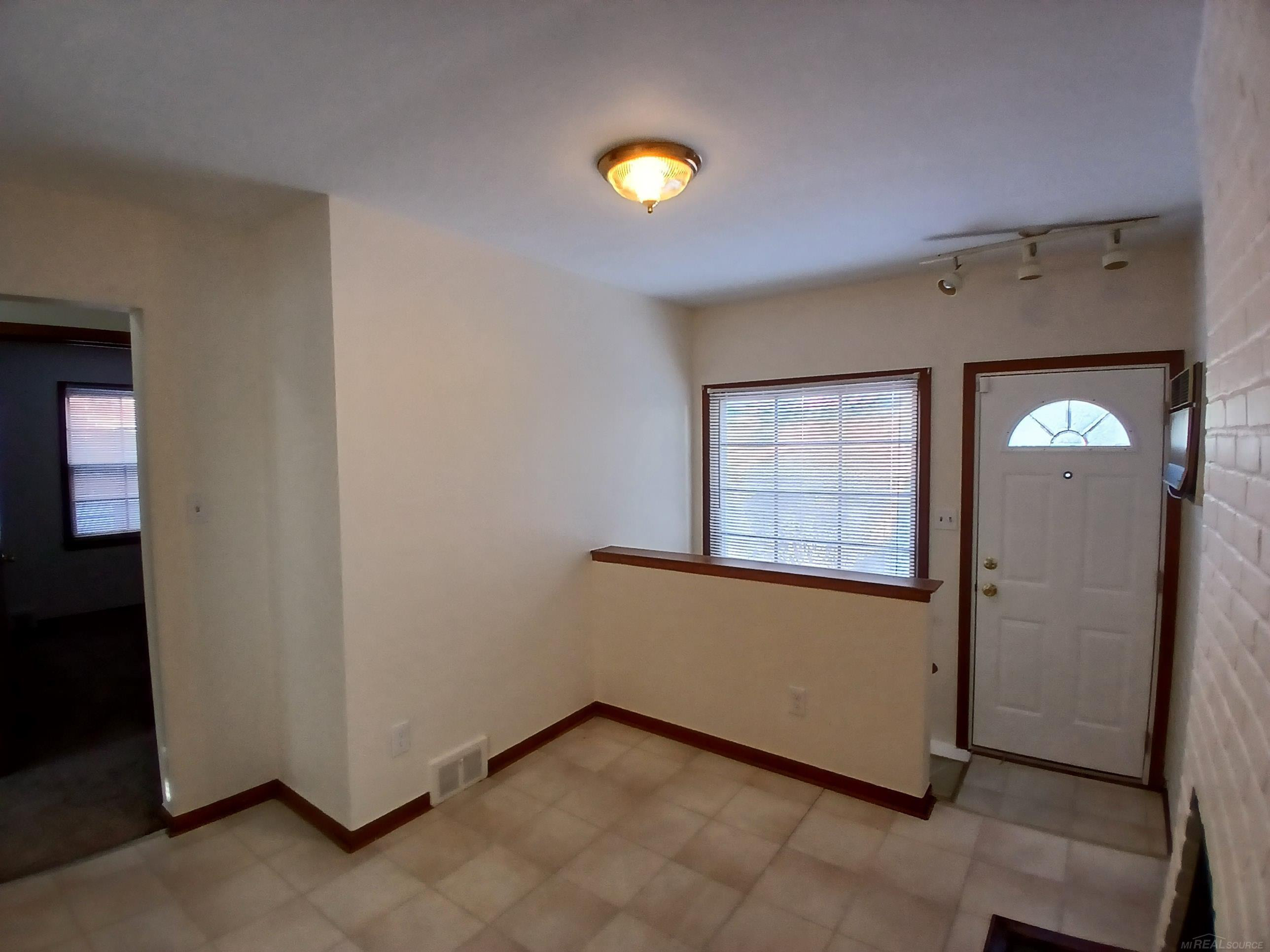 1000 Vernier Road, Grosse Pointe Woods, MI 48236 — Photo 15