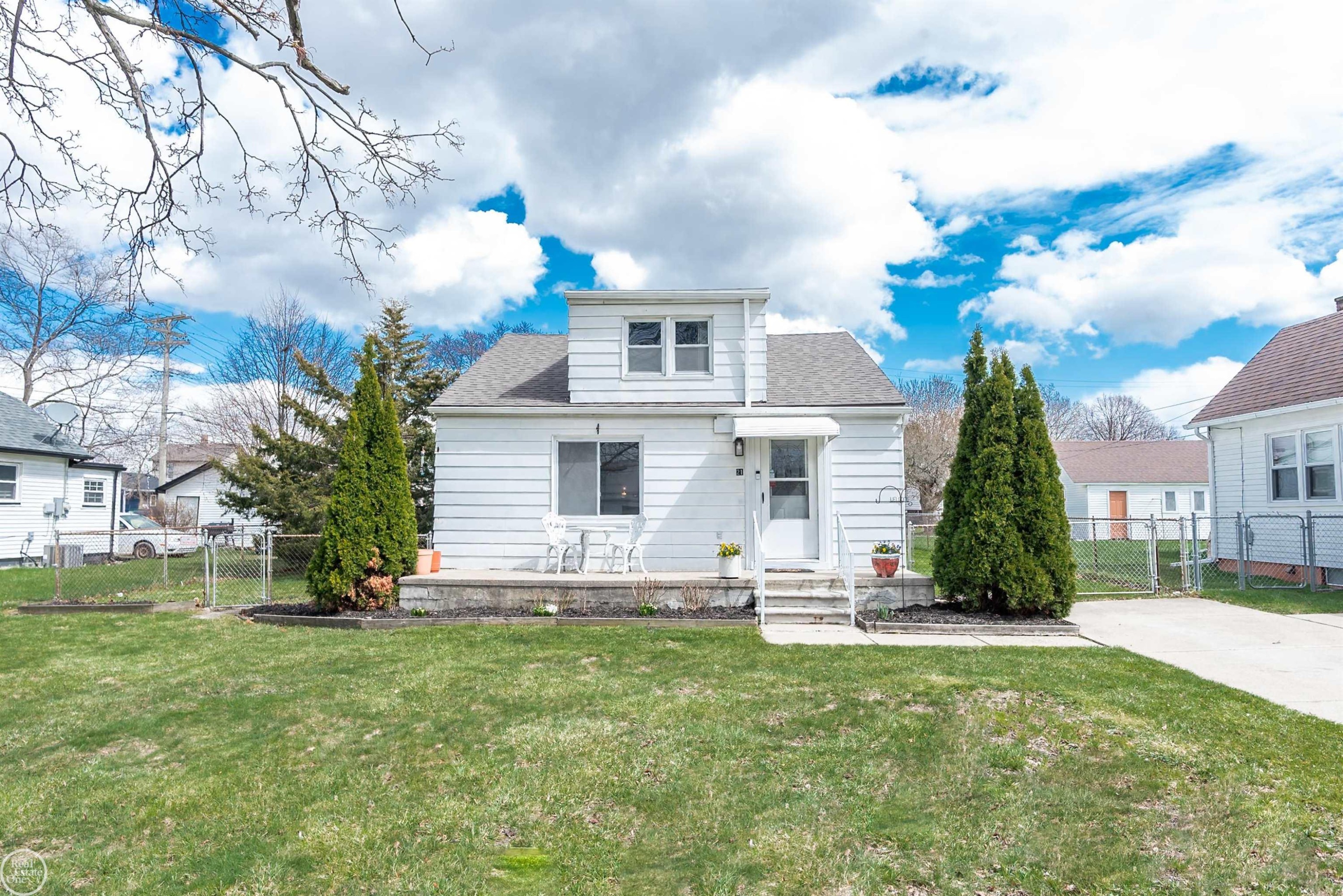 21 Logan Street, Mount Clemens, MI 48043 — front exterior