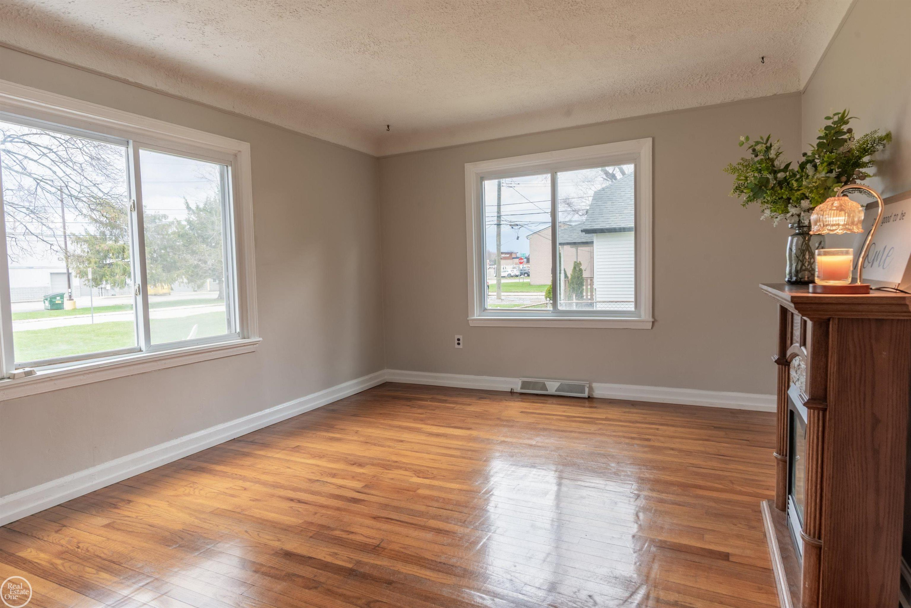 21 Logan Street, Mount Clemens, MI 48043 — Photo 6