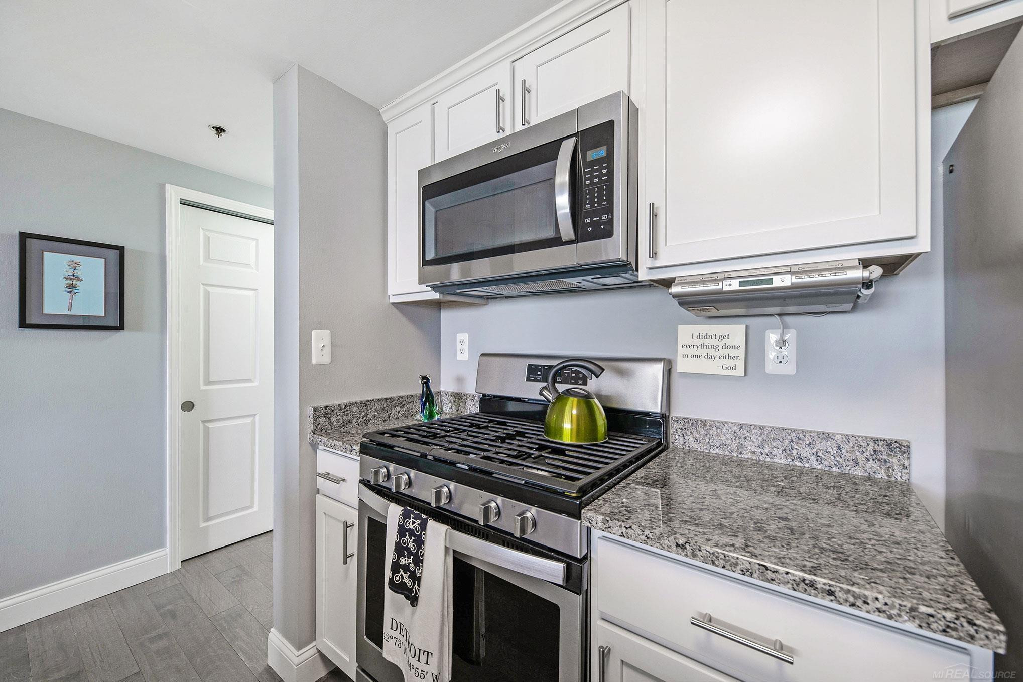 250 E Harbortown 608 Drive, 608, Detroit, MI 48207 — Photo 5