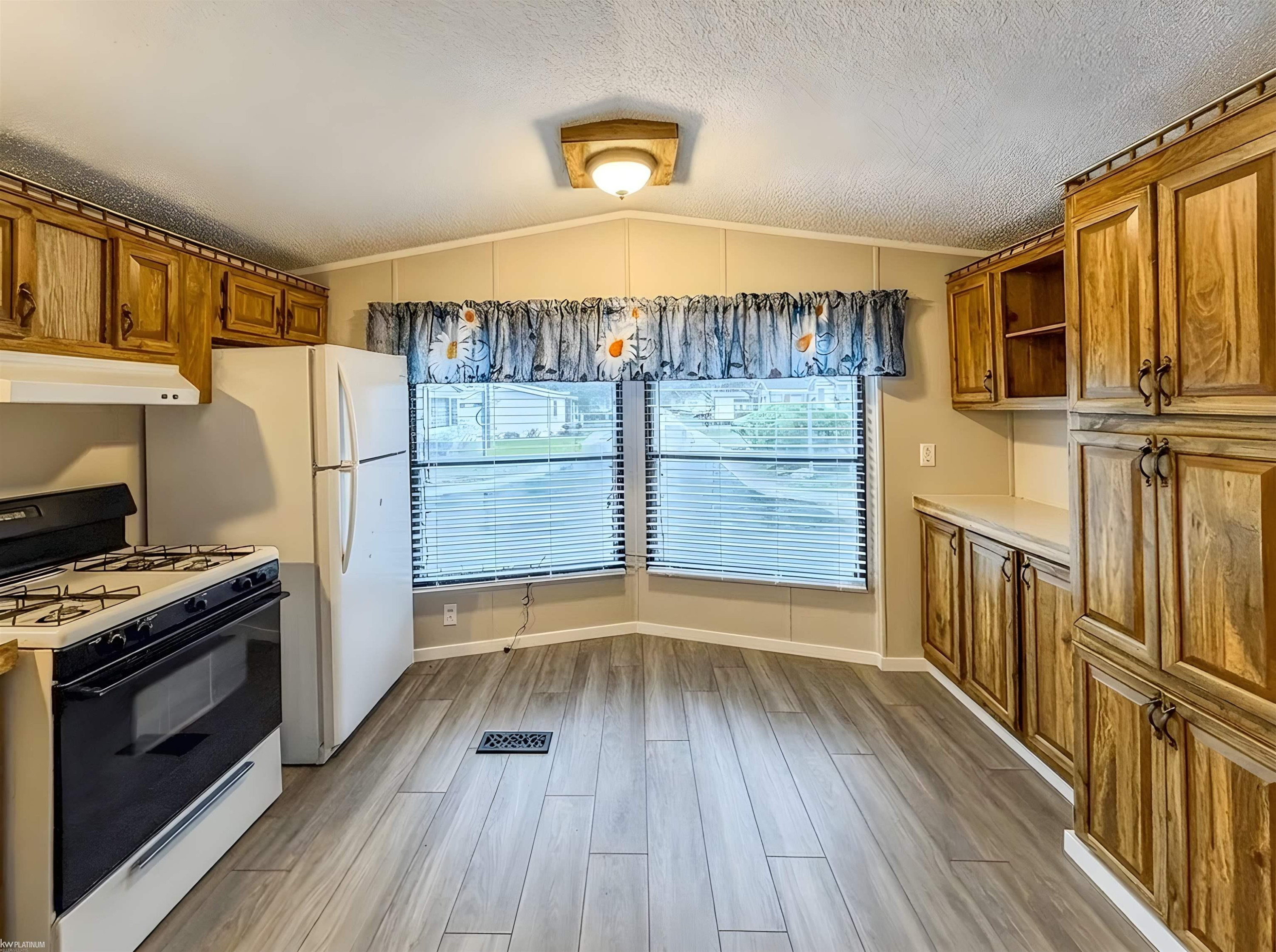 48565 Pineview Drive, Shelby Twp, MI 48317 — Photo 5