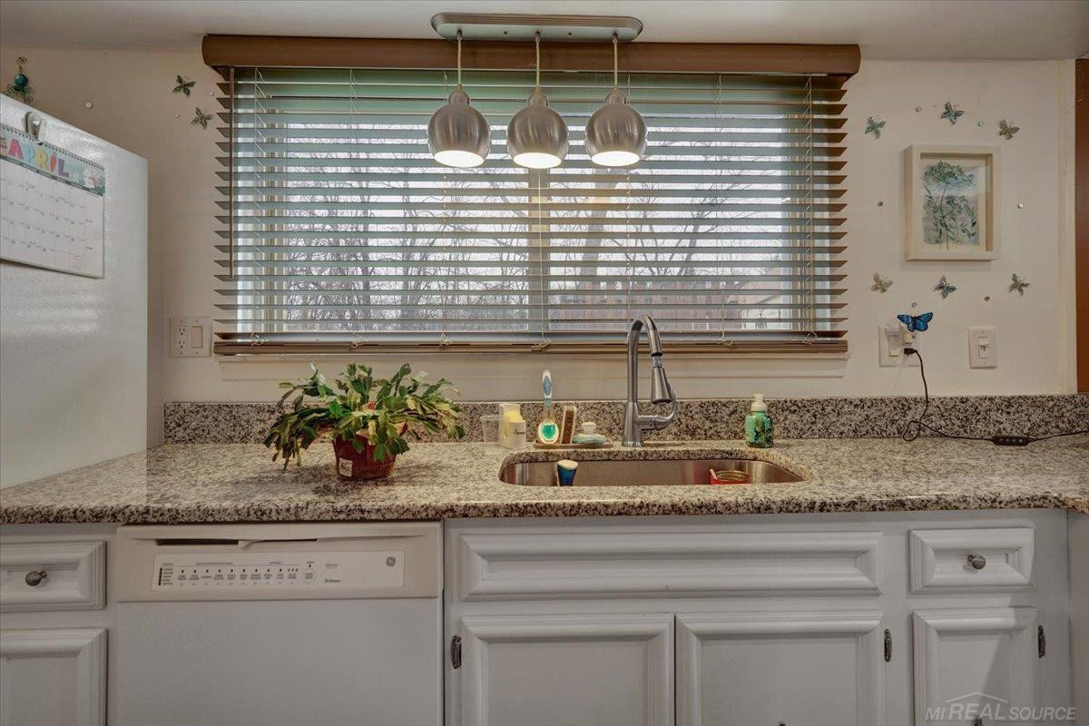 49033 Michelle Ann Drive, Chesterfield, MI — Photo 9