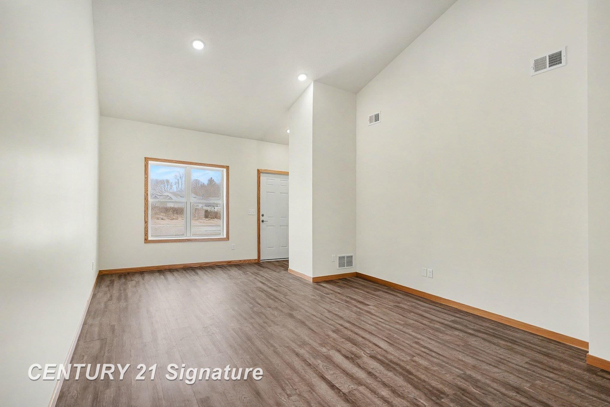 8440 S Valley Spring Lane, Freeland, MI 48623 — Photo 4
