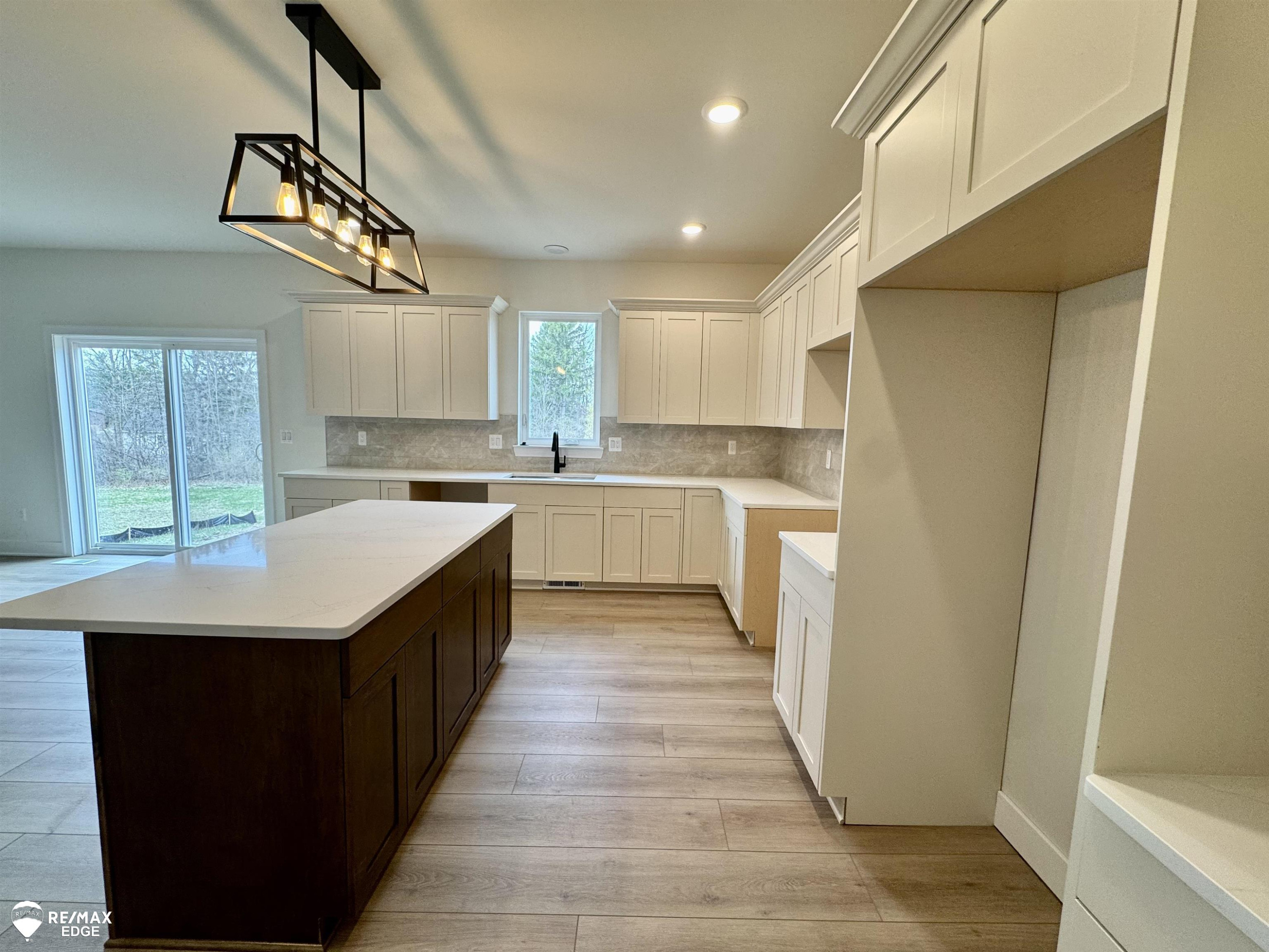8092 Peninsula Circle, Grand Blanc, MI 48439 — Photo 11