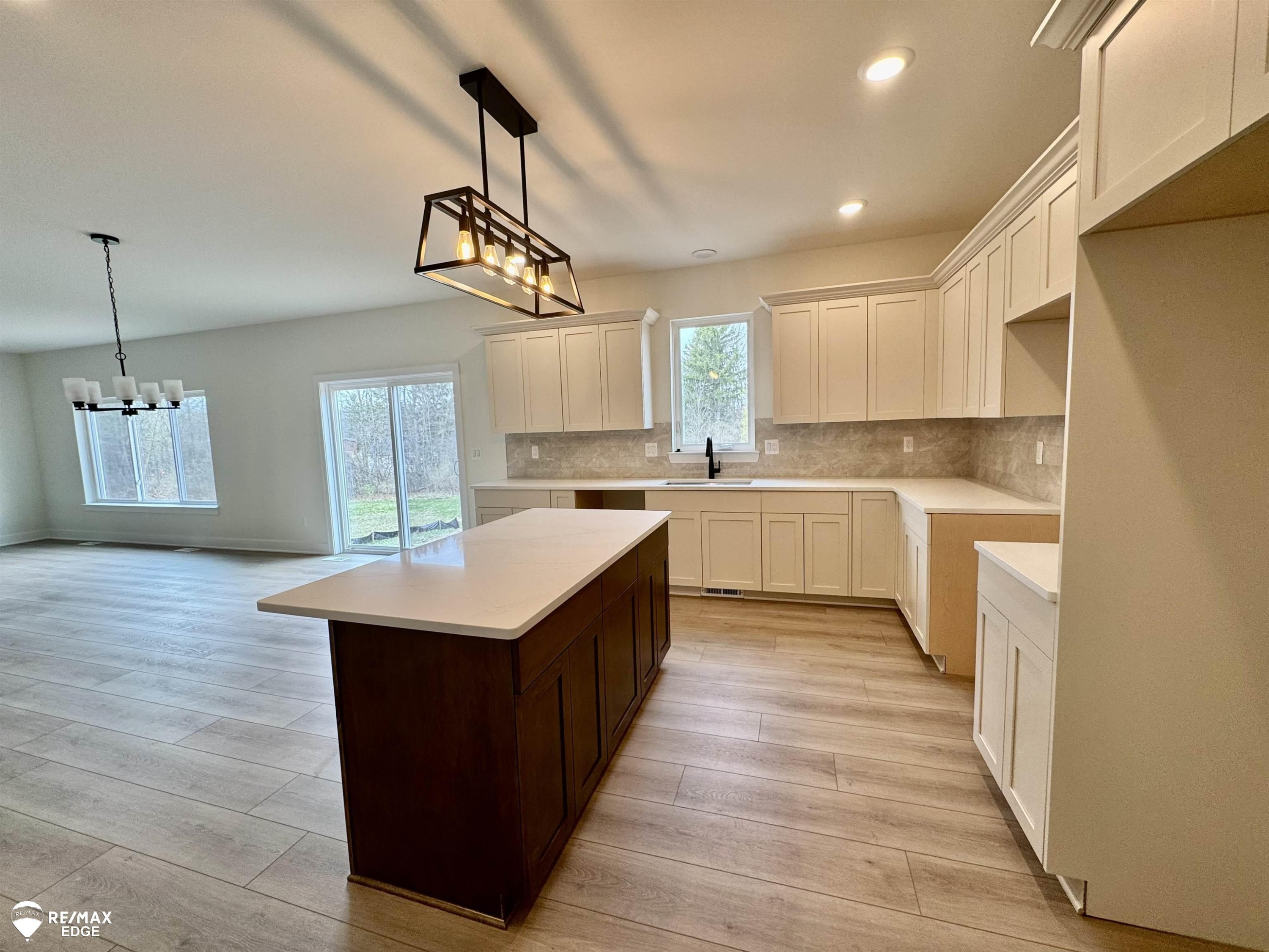 8092 Peninsula Circle, Grand Blanc, MI 48439 — Photo 12