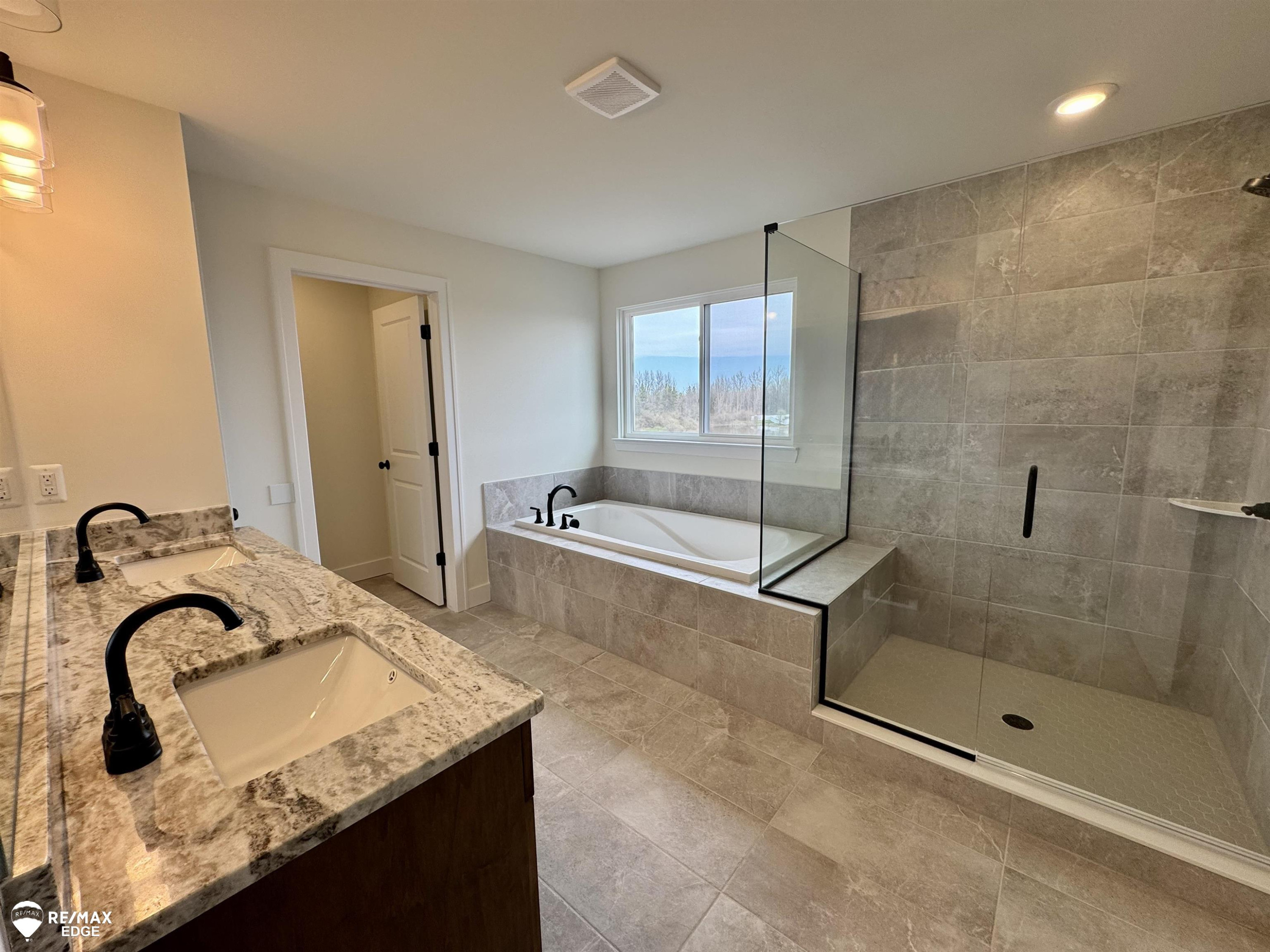 8092 Peninsula Circle, Grand Blanc, MI 48439 — Photo 17